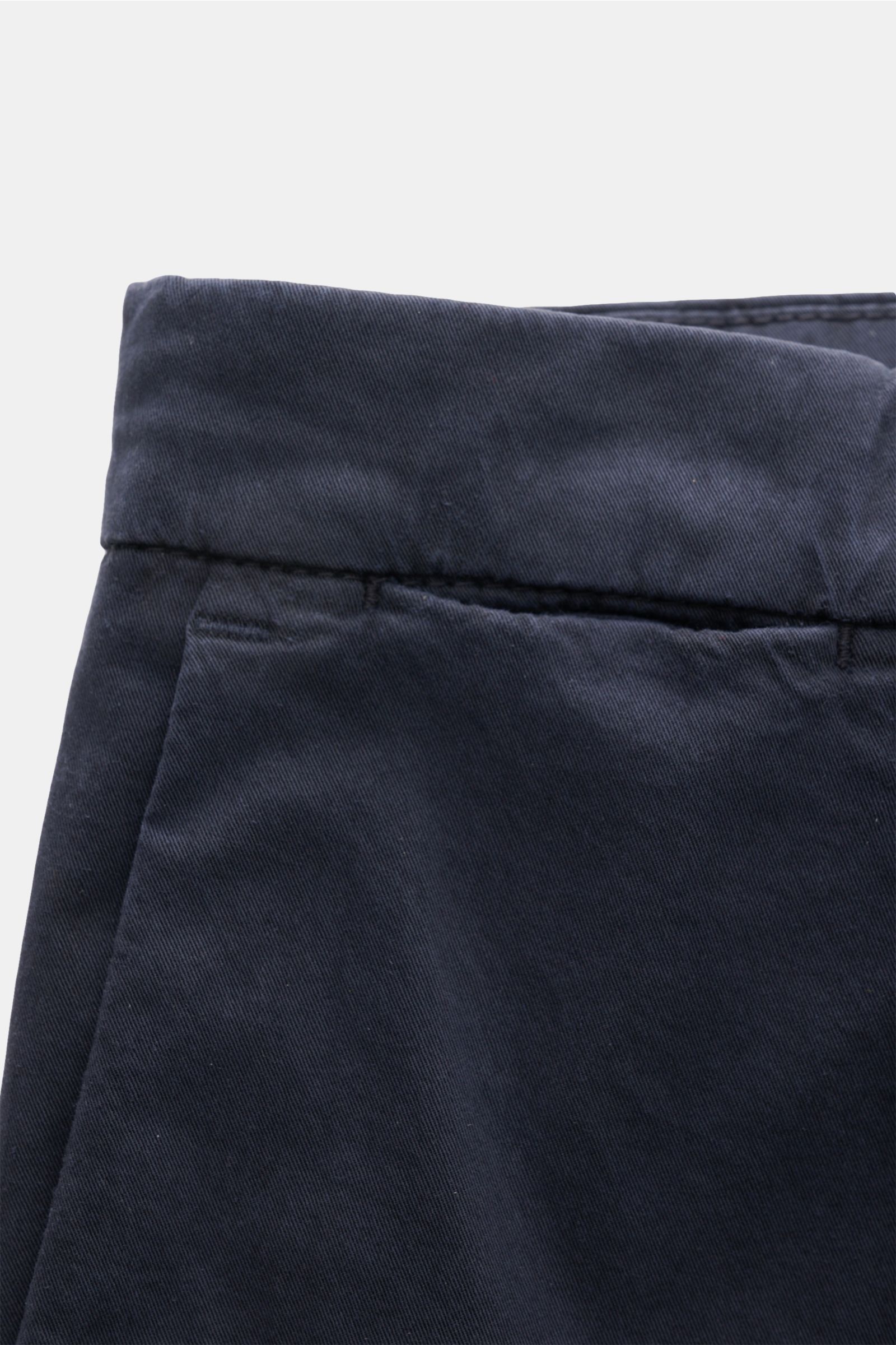 Close-up front view of Briglia 1949 Chinos dark navy, showcasing the waistband and French pocket with soft, elasticated Tencel cotton twill fabric.

Description: Maximum comfort meets an elegant silhouette: Summery ease meets timeless aesthetic in thes