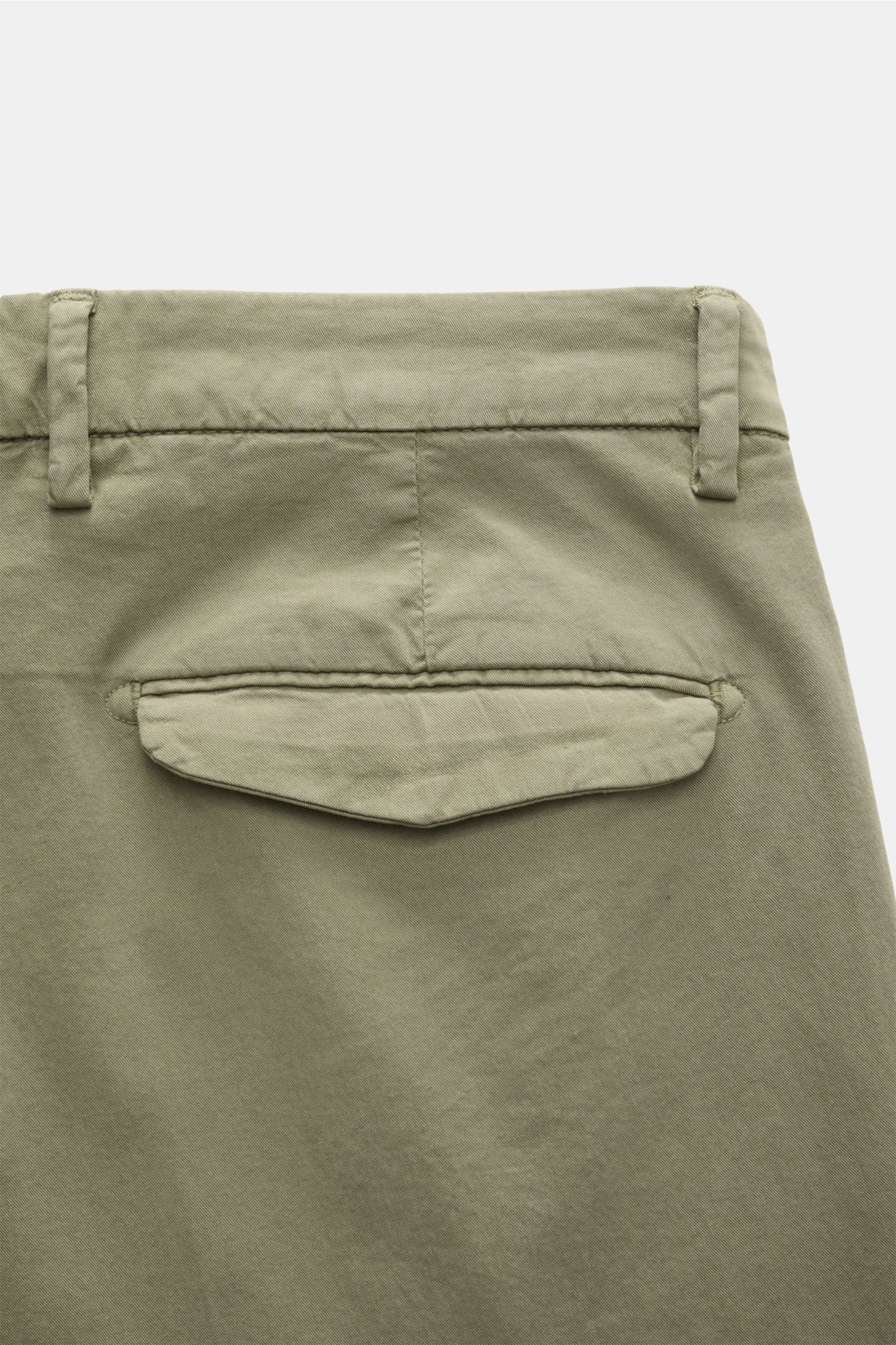 Close-up rear view of Briglia 1949 Chinos sage, showcasing a back pocket with flap on soft, elasticated Tencel-cotton twill fabric.

Maximum comfort meets an elegant silhouette: Summery ease meets timeless aesthetic in these chinos by BRIGLIA 1949.