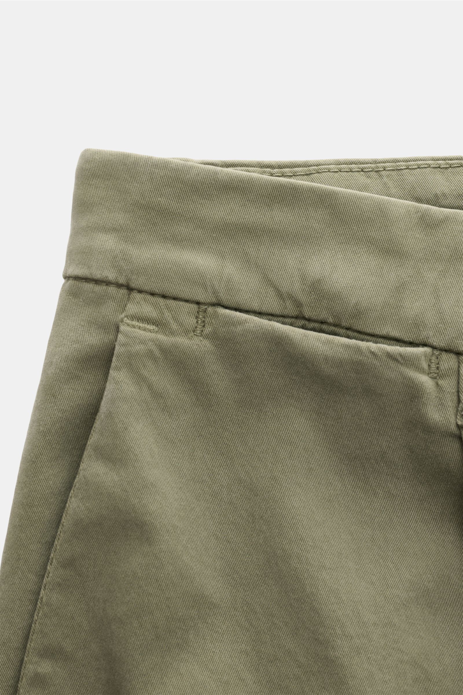 Close-up front-side view of Briglia 1949 Chinos sage, made of soft Tencel and cotton twill with elasticated fabric, tapered fit, regular thigh width, ankle length, zip and waist button, French pockets, and back pockets with flap. Maximum comfort meets an 