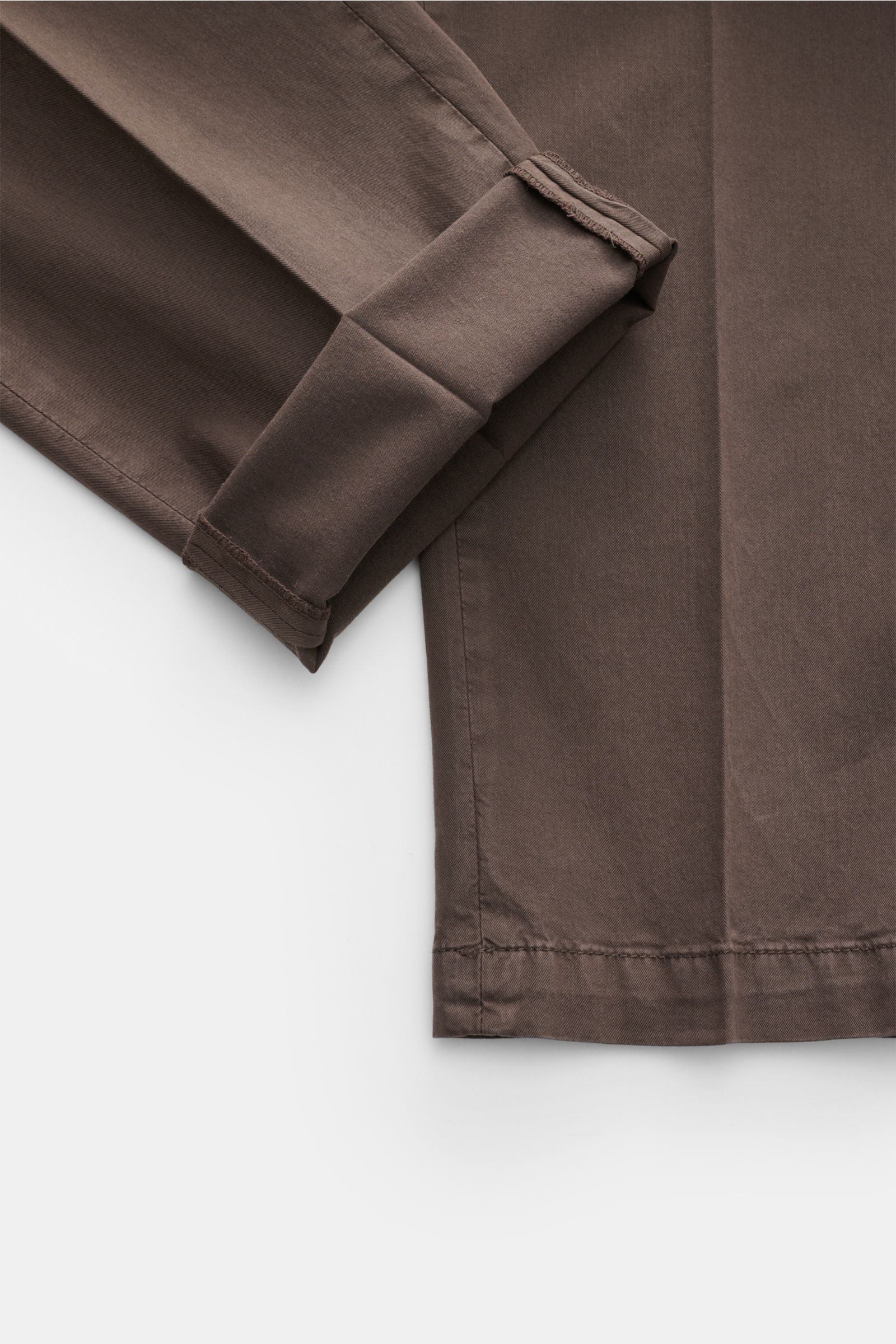 Briglia 1949 Chinos dark brown shown from a close-up side view focusing on the ankle-length tapered leg with folded hem. Maximum comfort meets an elegant silhouette: Summery ease meets timeless aesthetic in these chinos by BRIGLIA 1949.

Te