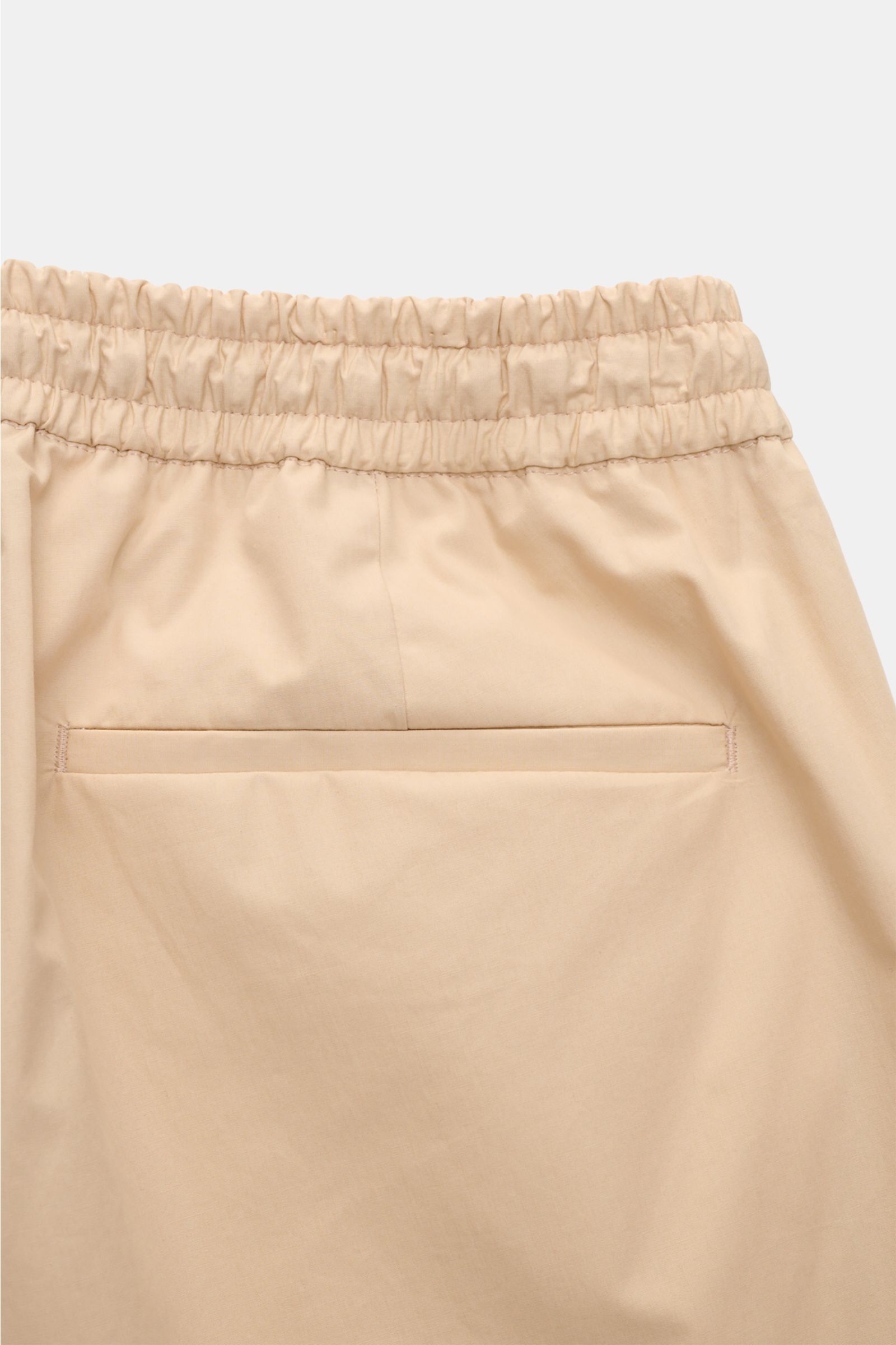 Close-up rear view of Briglia 1949 Jogger pants 'Wimbledon' sand showing elasticated waistband and single back pocket in slightly stretchy cotton.

Add some Italian flair to your wardrobe with the casual jogger pants 'Wimbledon' from the label BRIGLIA 
