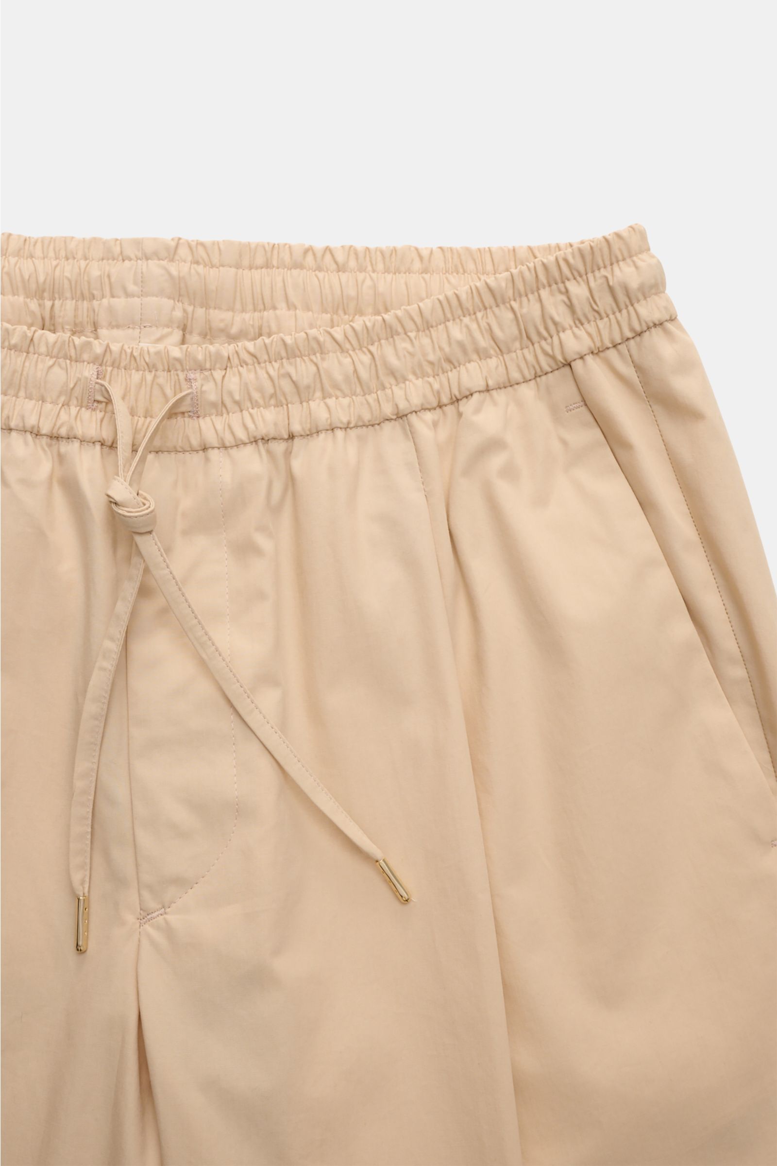 Close-up front view of Briglia 1949 Jogger pants 'Wimbledon' sand with elastic waistband, drawstring, French pockets, and tapered cotton fabric.  

Add some Italian flair to your wardrobe with the casual jogger pants 'Wimbledon' from the label BRIGLIA 