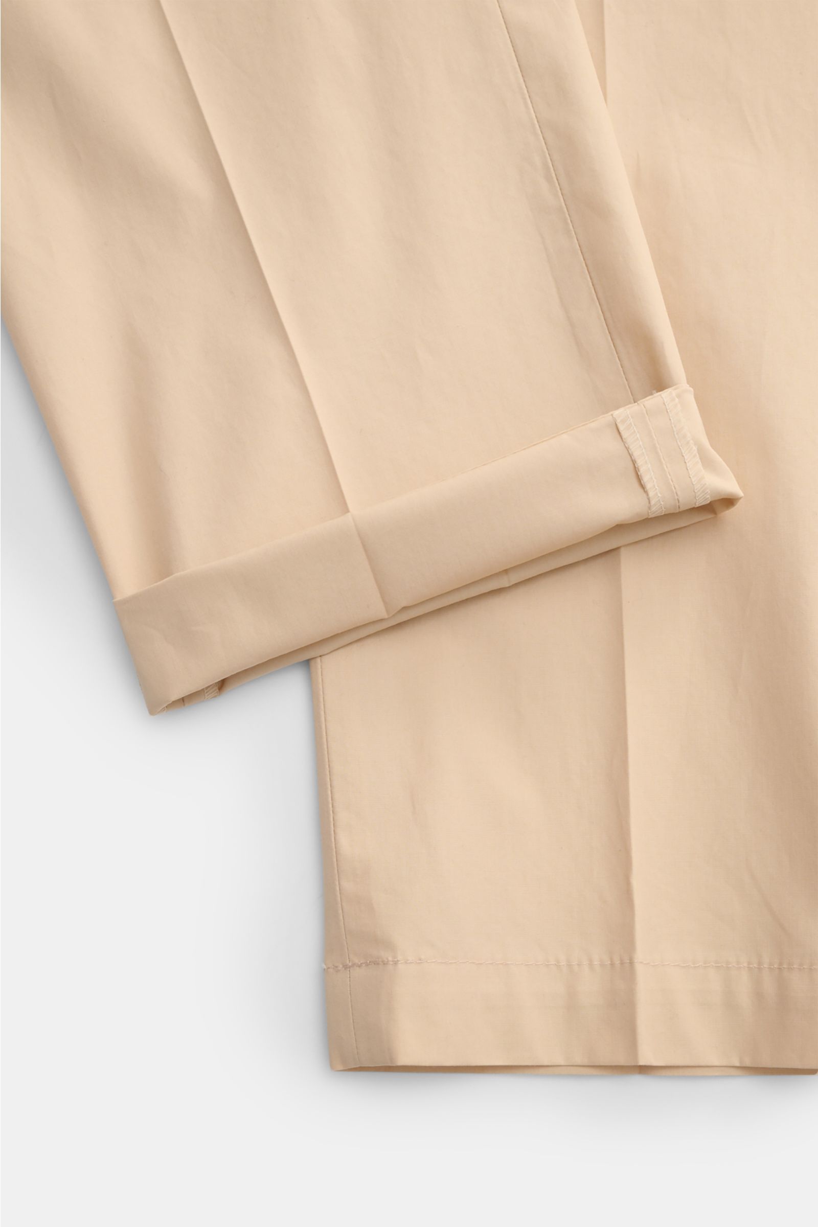 Close-up from above of Briglia 1949 Jogger pants 'Wimbledon' sand, showing the tapered, ankle-length cotton fabric with a smooth feel and stitched hem. 

Description: Add some Italian flair to your wardrobe with the casual jogger pants 'Wimbledon' from
