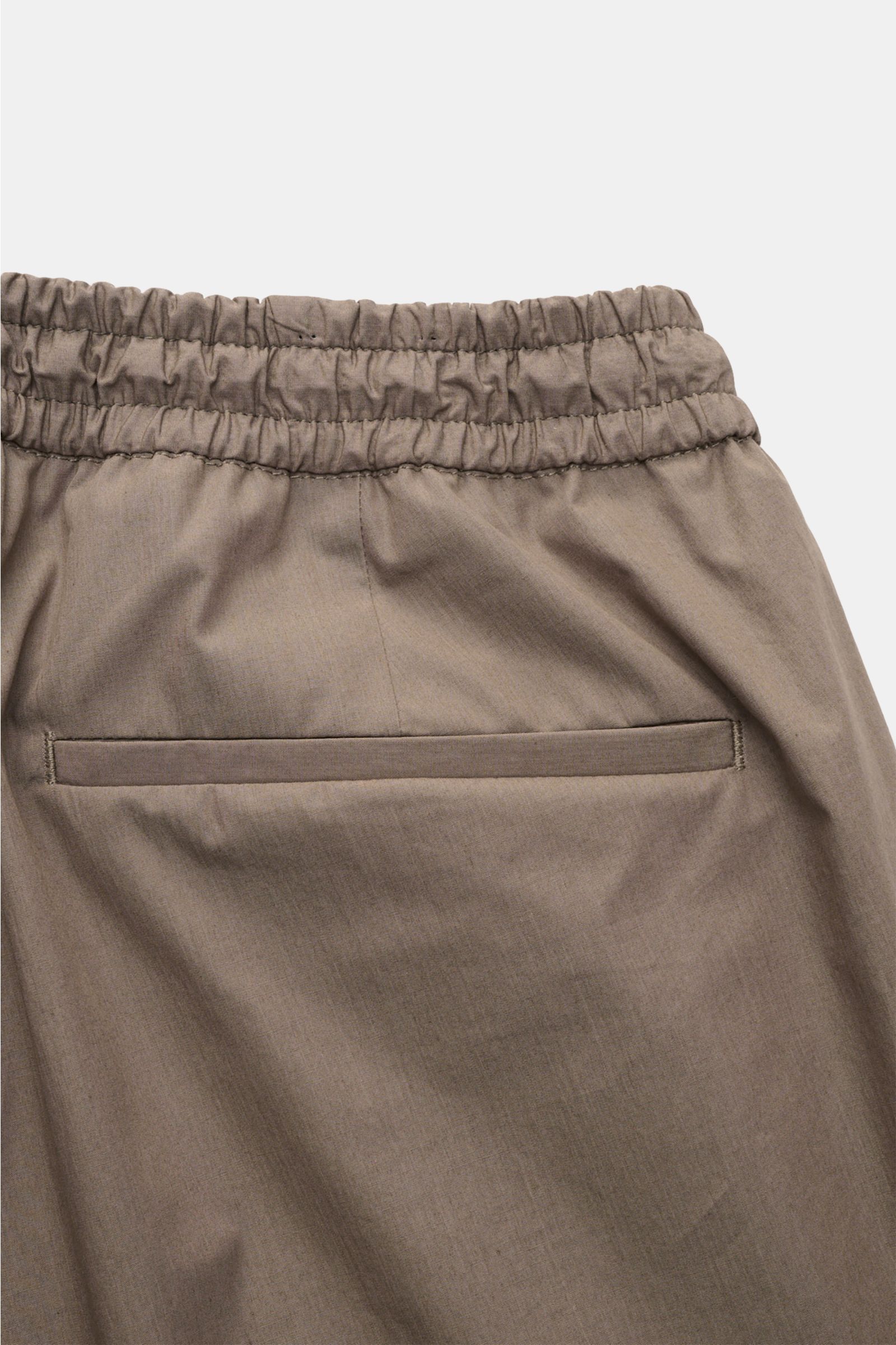 Close-up rear view of Briglia 1949 Jogger pants 'Wimbledon' grey-green showing elastic waistband and hip pocket in slightly stretchy cotton.

Add some Italian flair to your wardrobe with the casual jogger pants 'Wimbledon' from the label BRIGLIA 1949: 