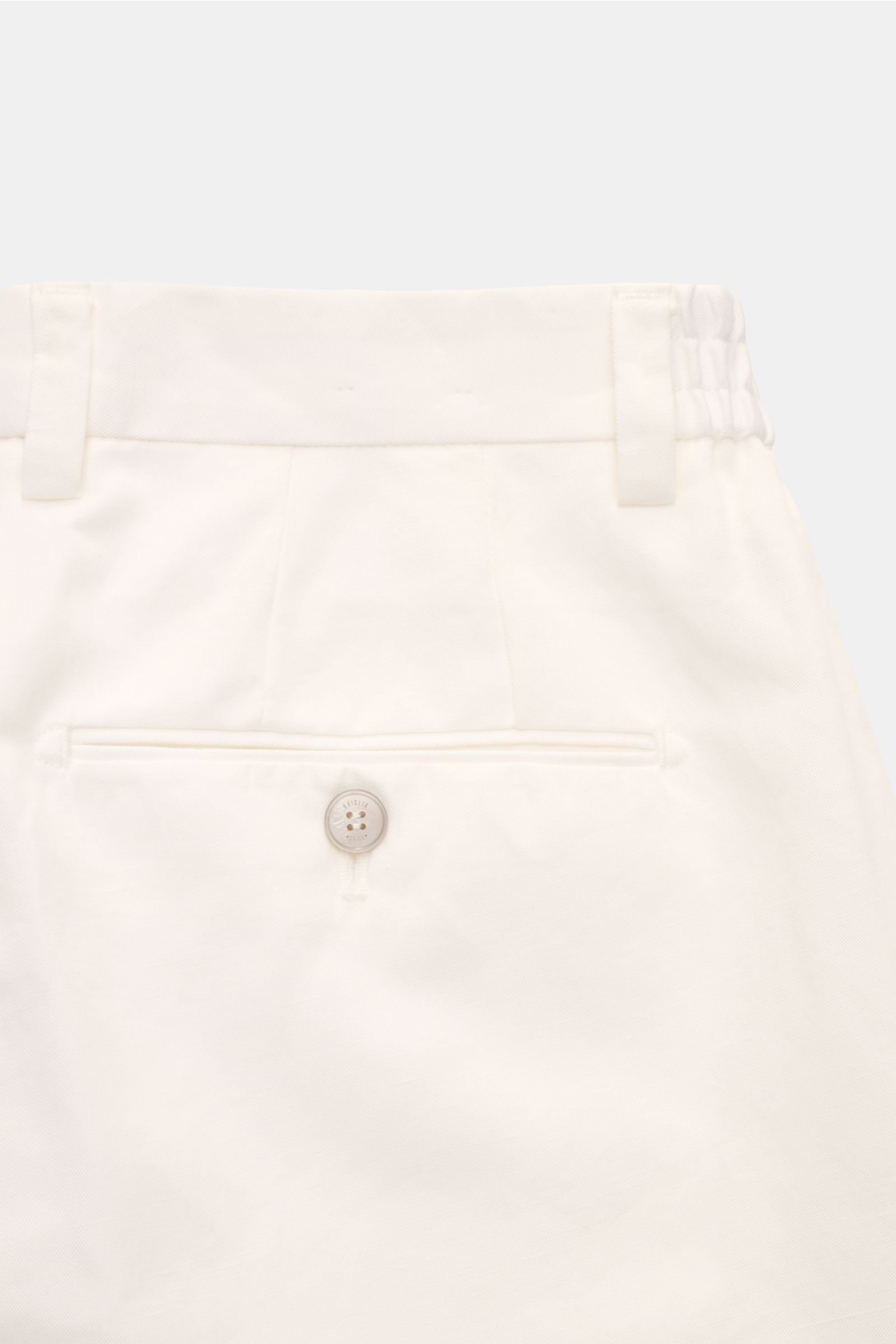 Close-up rear view of Briglia 1949 Chinos 'Portofino' off-white showing jetted back pocket with button, belt loops, and waistband detail. Maximum comfort meets an elegant silhouette: The elegant 'Portofino' trousers by BRIGLIA 1949 combine summery cotton 
