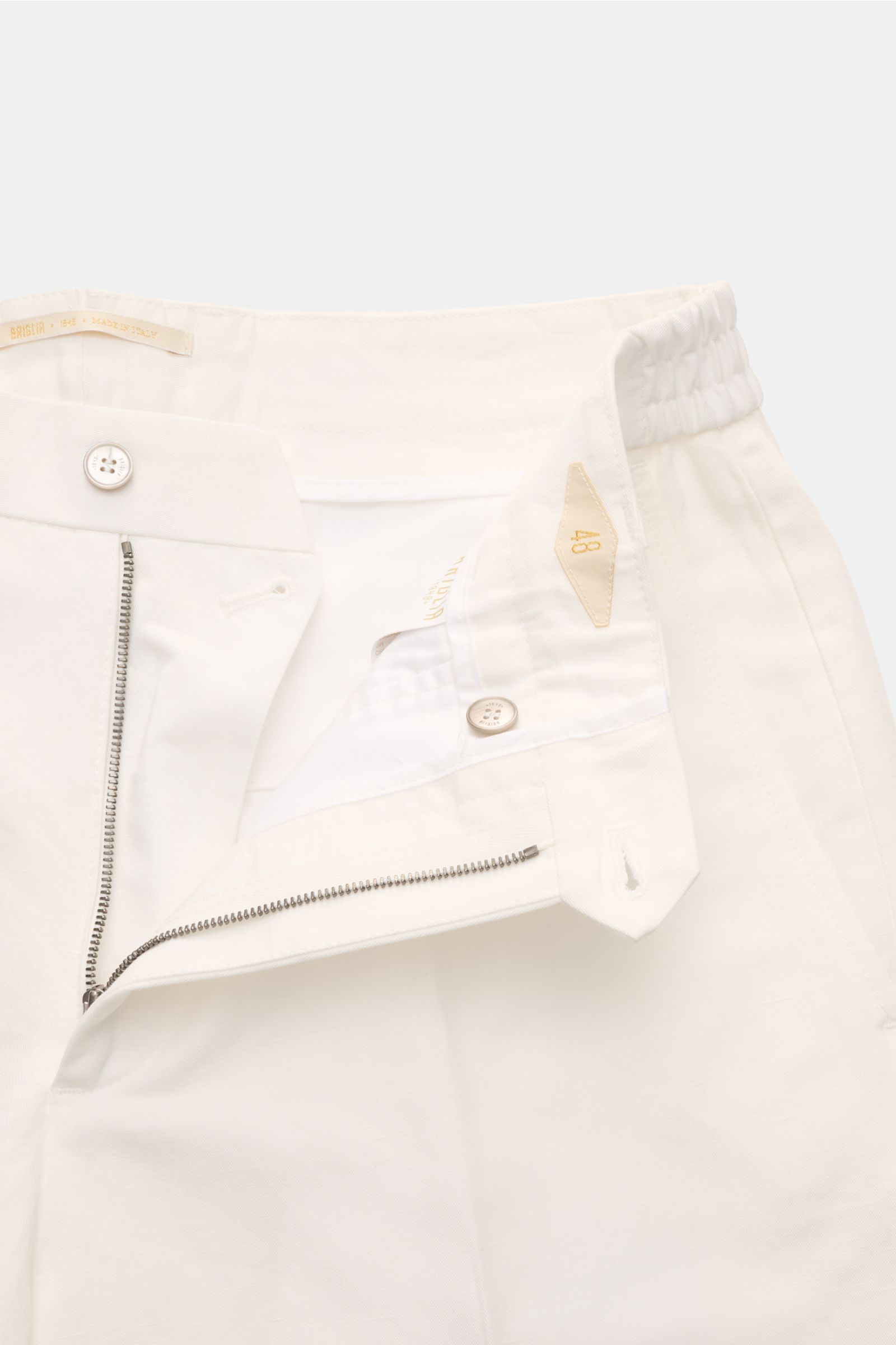Close-up front view of Briglia 1949 Chinos 'Portofino' off-white trousers showing zip, waist button, and elasticated waistband. 

Maximum comfort meets an elegant silhouette: The elegant 'Portofino' trousers by BRIGLIA 1949 combine summery cotton and l