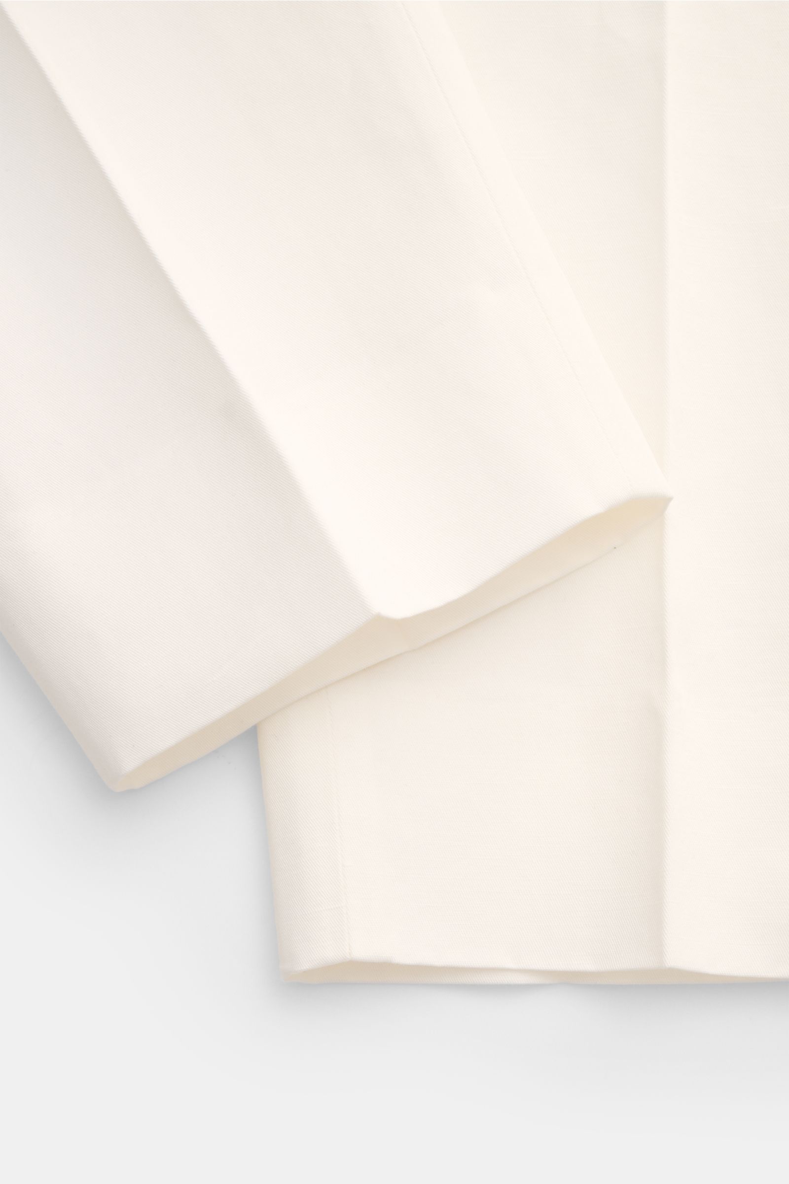 Close-up of the off-white Briglia 1949 Chinos 'Portofino' showing the slightly tapered ankle-length leg from a side angle.

Description: Maximum comfort meets an elegant silhouette: The elegant 'Portofino' trousers by BRIGLIA 1949 combine summery cotto