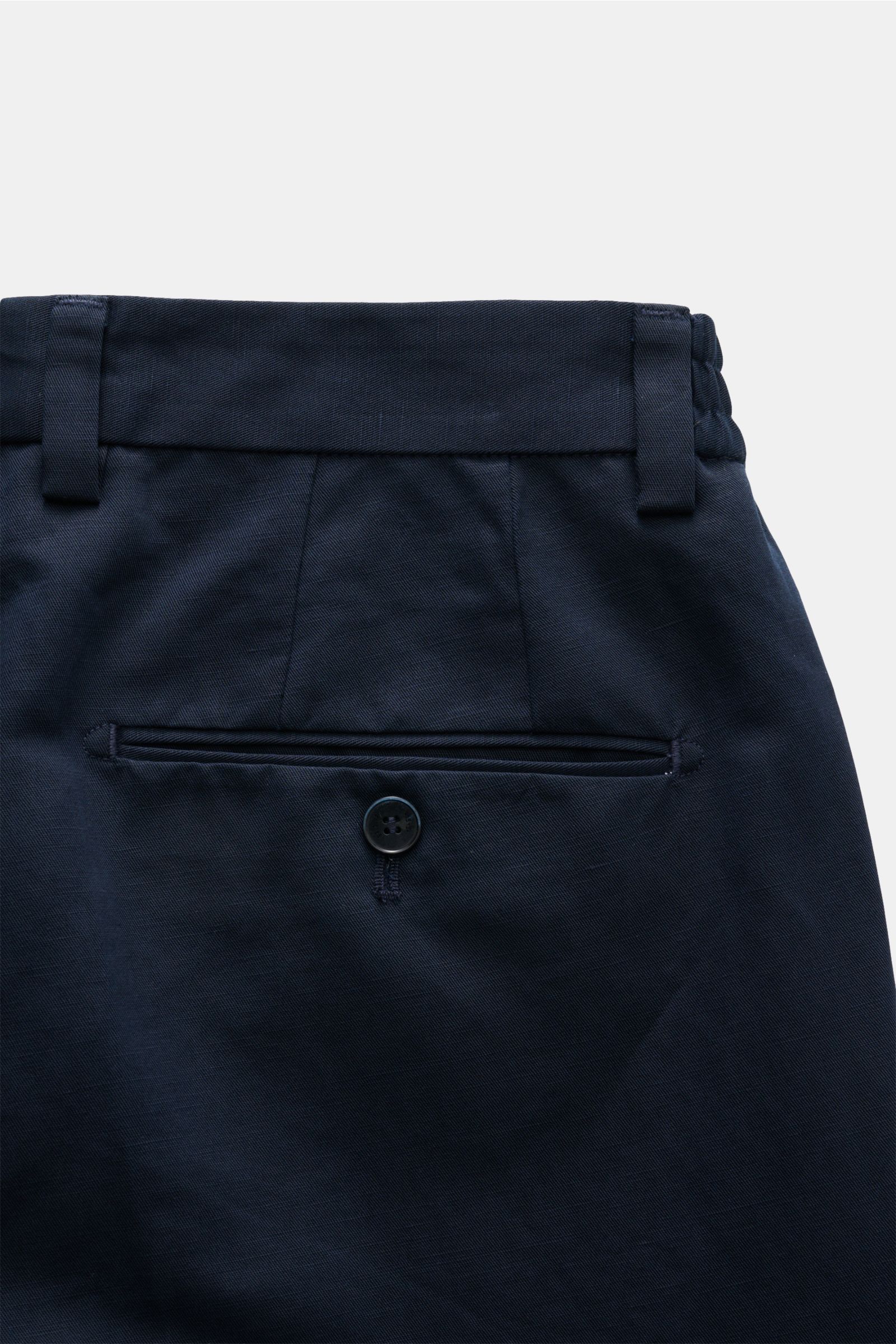 Briglia 1949 Chino 'Portofino' navy, Detailaufnahme von hinten, Twill aus Baumwolle und Leinen, paspelierte Gesäßtaschen mit Knopf, Bund mit Schlaufen.