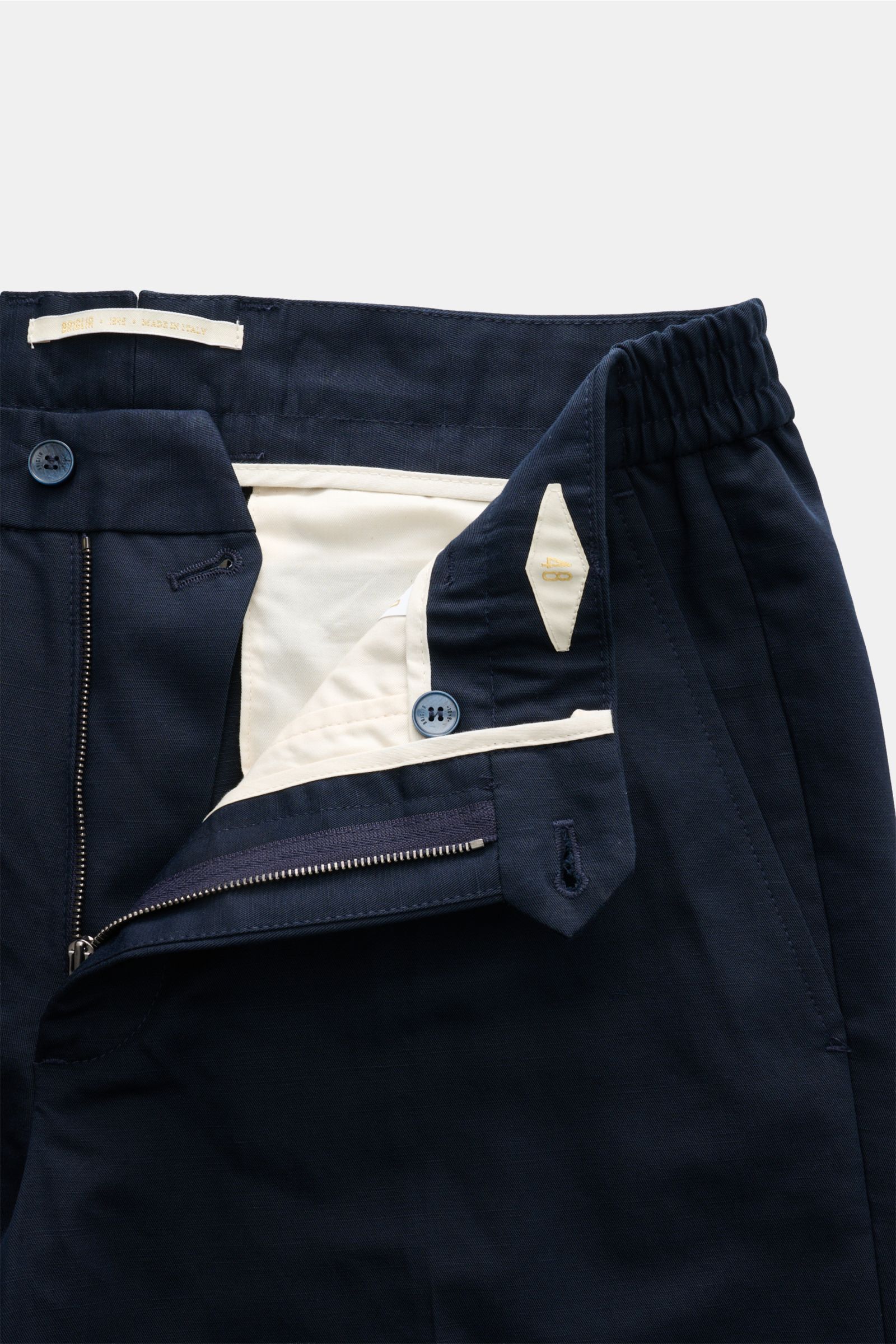 Briglia 1949 Chino 'Portofino' navy, Detailaufnahme von innen mit offenem Reißverschluss, Bundknopf, Baumwoll-Leinen-Twill, tapered Fit, französische Taschen.