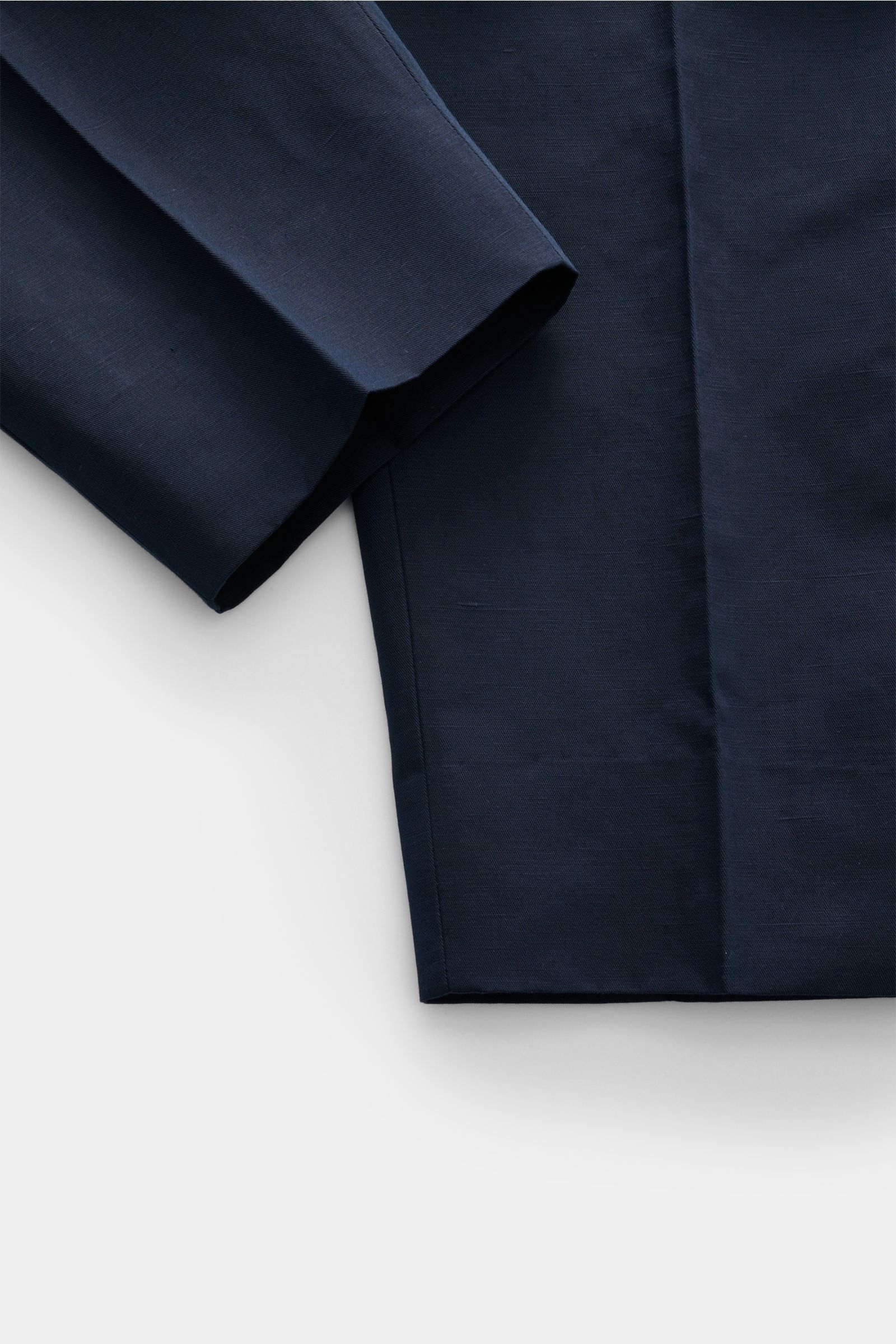 Briglia 1949 Chino 'Portofino' navy, knöchellang, Baumwoll-Leinen-Twill, schmal zulaufend, Bundfalte, Reißverschluss, Taschen, Detailaufnahme von oben.