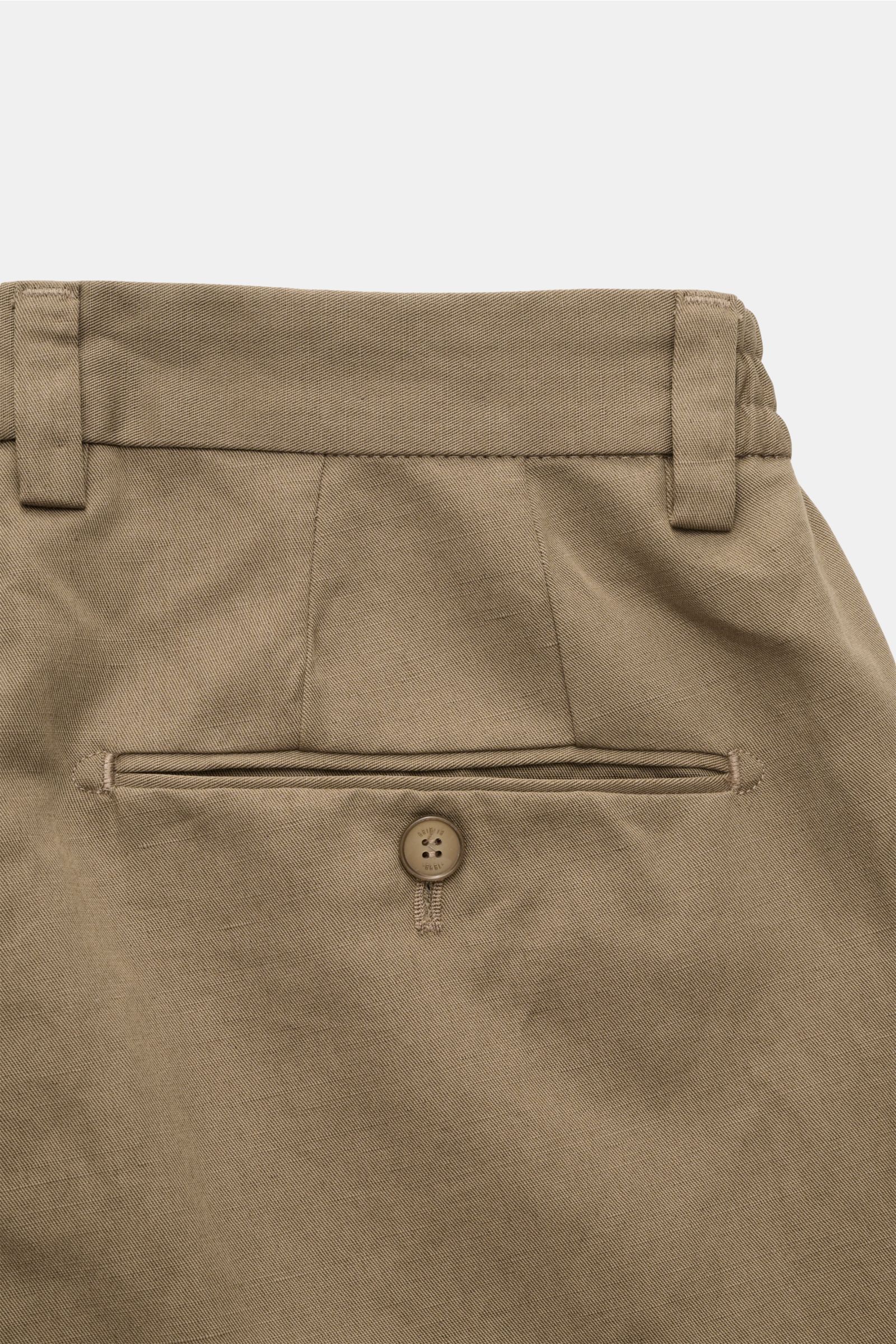 Briglia 1949 Chino 'Portofino' taupe, Detailaufnahme Rückseite mit Bund, paspelierter Gesäßtasche, Bundfalte aus Baumwoll-Leinen-Twill.