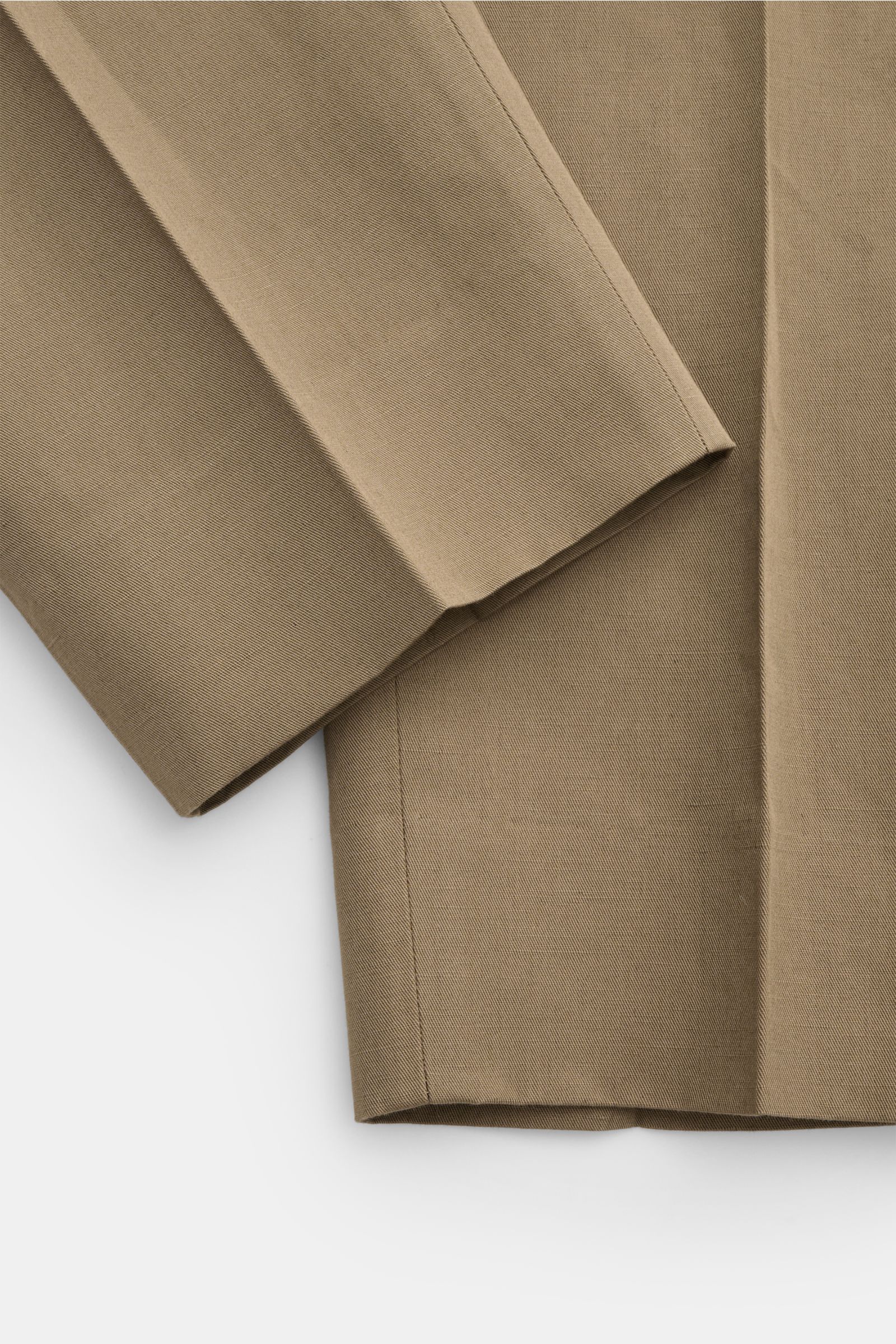Briglia 1949 Chino 'Portofino' taupe, Detailaufnahme der knöchellangen Hose aus Baumwoll-Leinen-Twill, schmal zulaufend, mit Bundfalte.