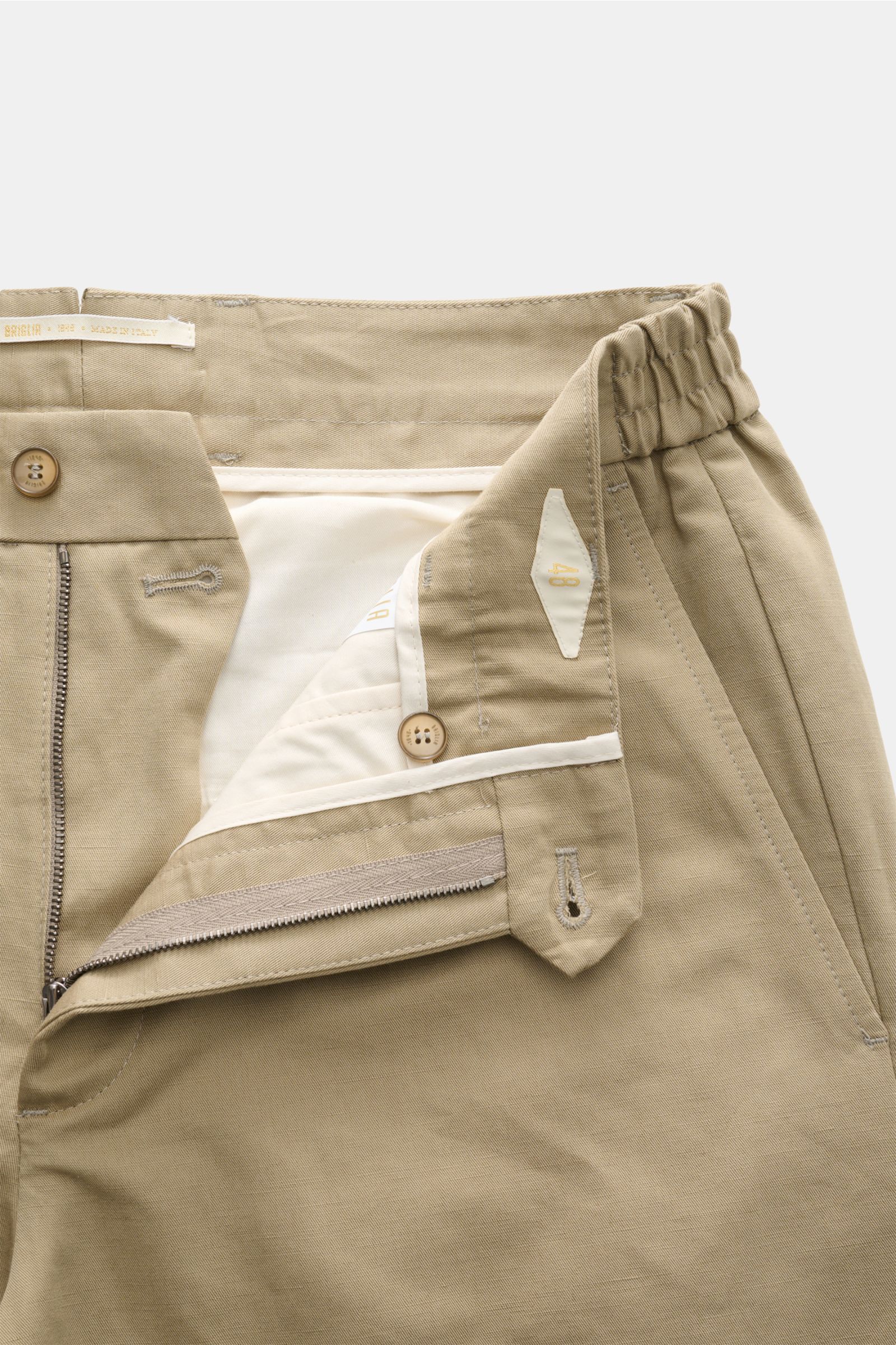 Nahaufnahme der geöffneten Bundpartie der Briglia 1949 Chino 'Portofino' beige aus Baumwoll-Leinen-Twill, mit Reißverschluss, Bundknopf und elastischem Rückenteil.