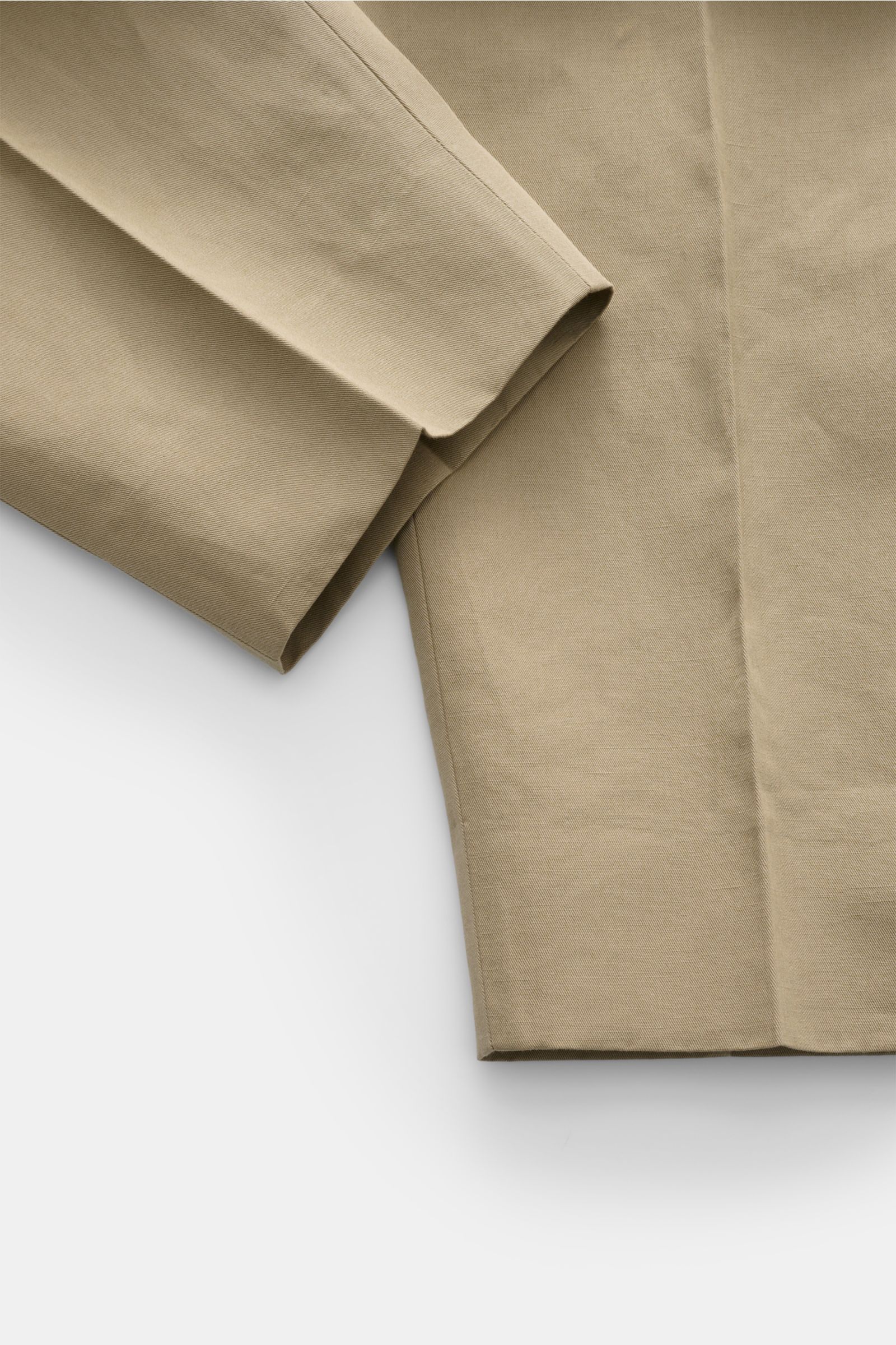Nahaufnahme der Briglia 1949 Chino 'Portofino' beige, knöchellang, tapered fit, aus Baumwoll-Leinen-Twill, fotografiert von oben.