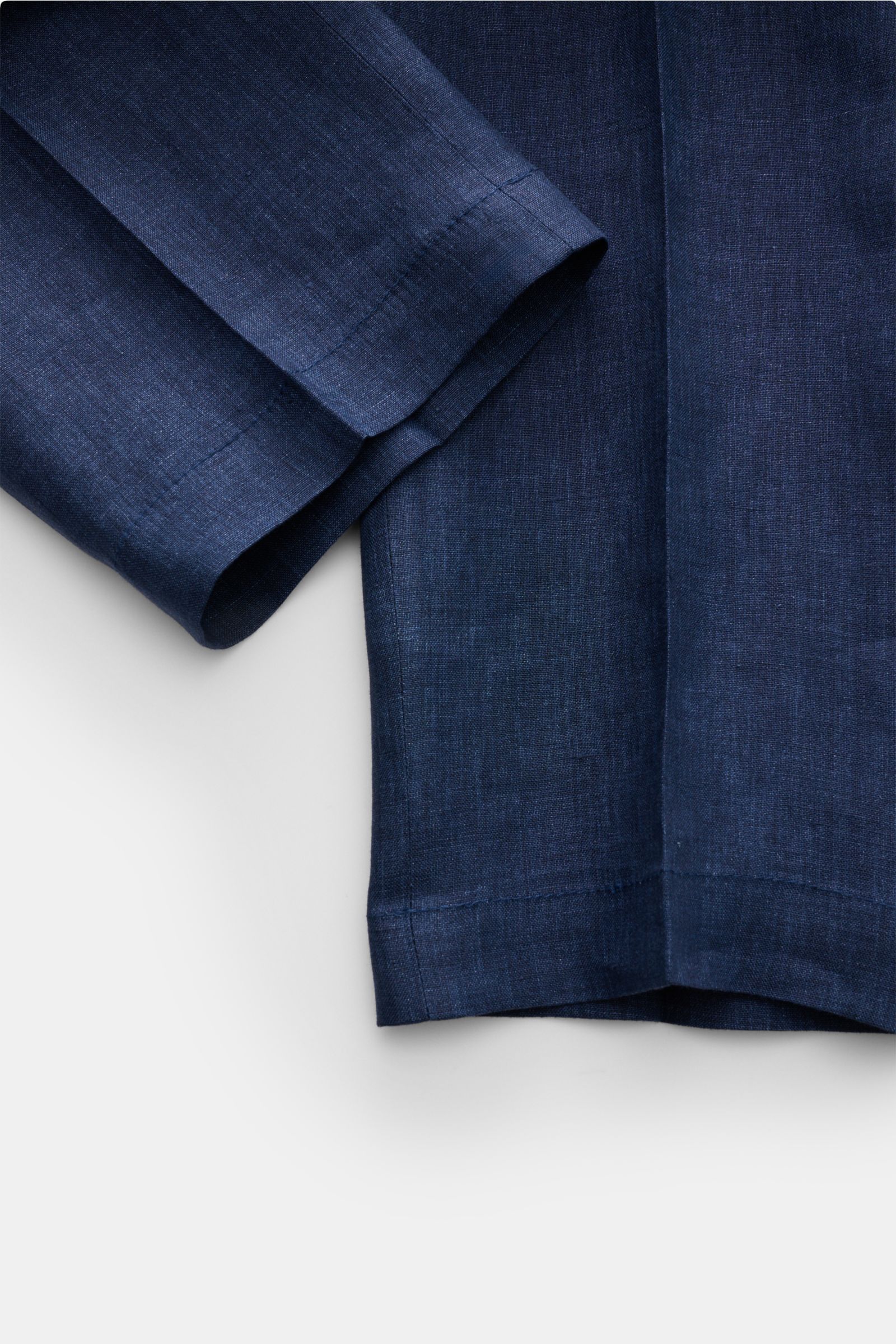 Close-up front view of Briglia 1949 Jogger pants 'Wimbledon' dark blue mottled hem and fabric texture, pure linen tapered fit.

Description: Add some Italian flair to your wardrobe with the casual jogger pants 'Wimbledon' from the label BRIGLIA 1949: A