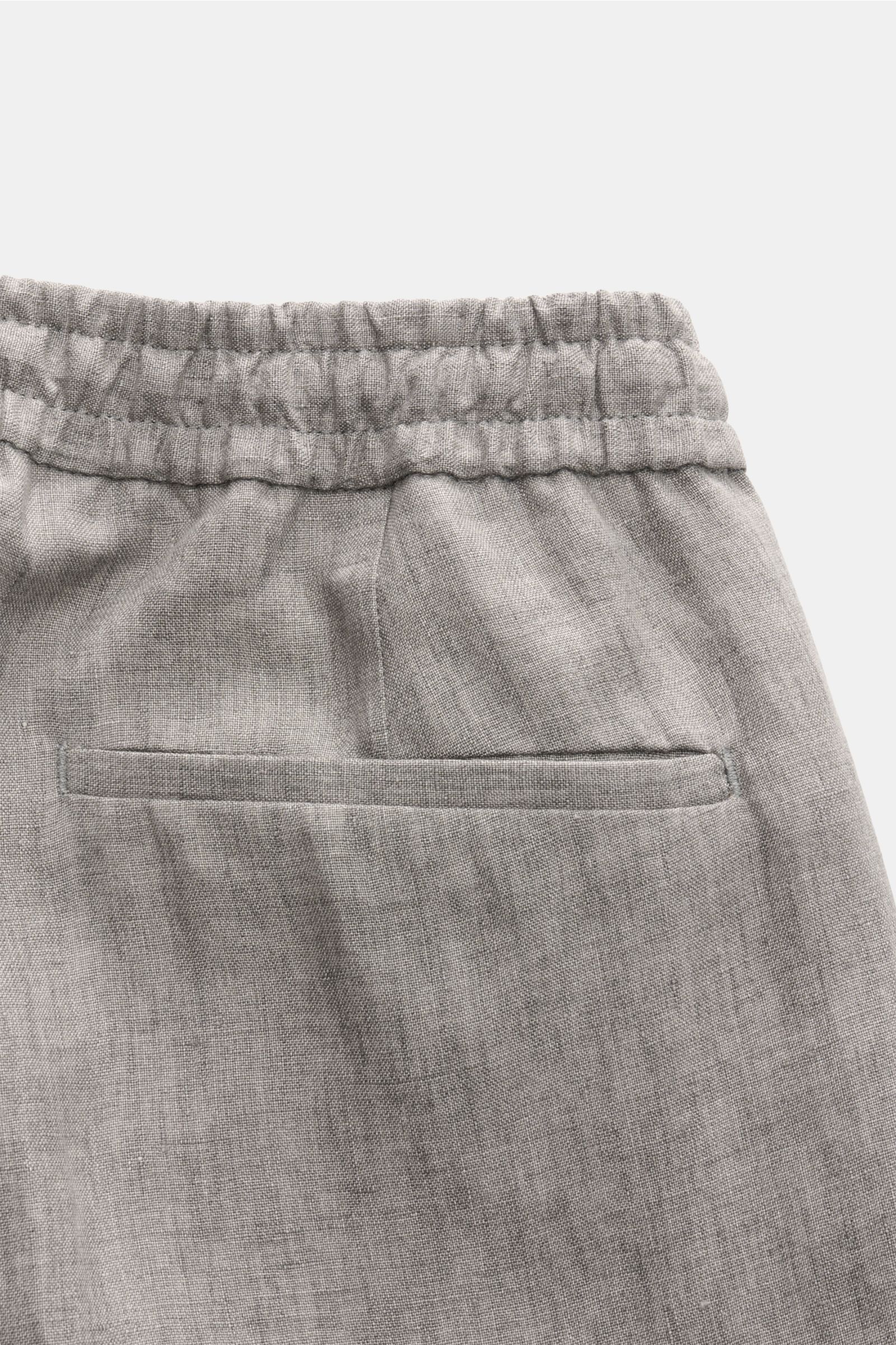 Close-up view of the back waistband and jetted pocket of Briglia 1949 Jogger pants 'Wimbledon' grey mottled made from pure linen.

Add some Italian flair to your wardrobe with the casual jogger pants 'Wimbledon' from the label BRIGLIA 1949: A modern ta