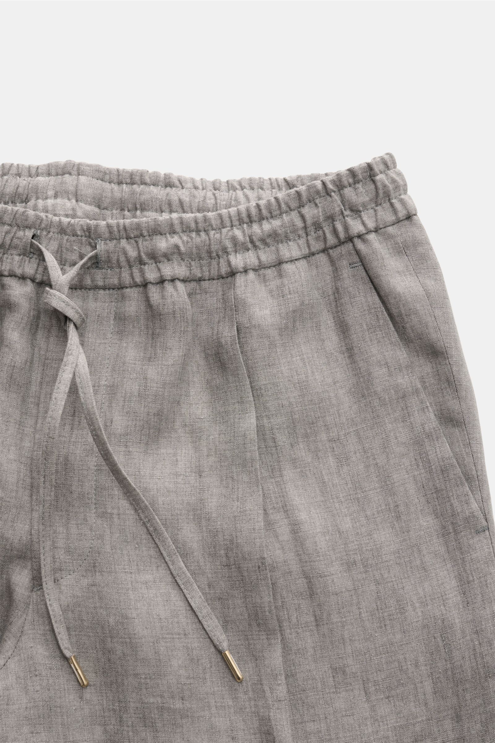 Briglia 1949 Jogger pants 'Wimbledon' grey mottled, close-up front view showing elasticated waistband with drawstring, zip fly, pleat, and French pockets.  
Add some Italian flair to your wardrobe with the casual jogger pants 'Wimbledon' from the label