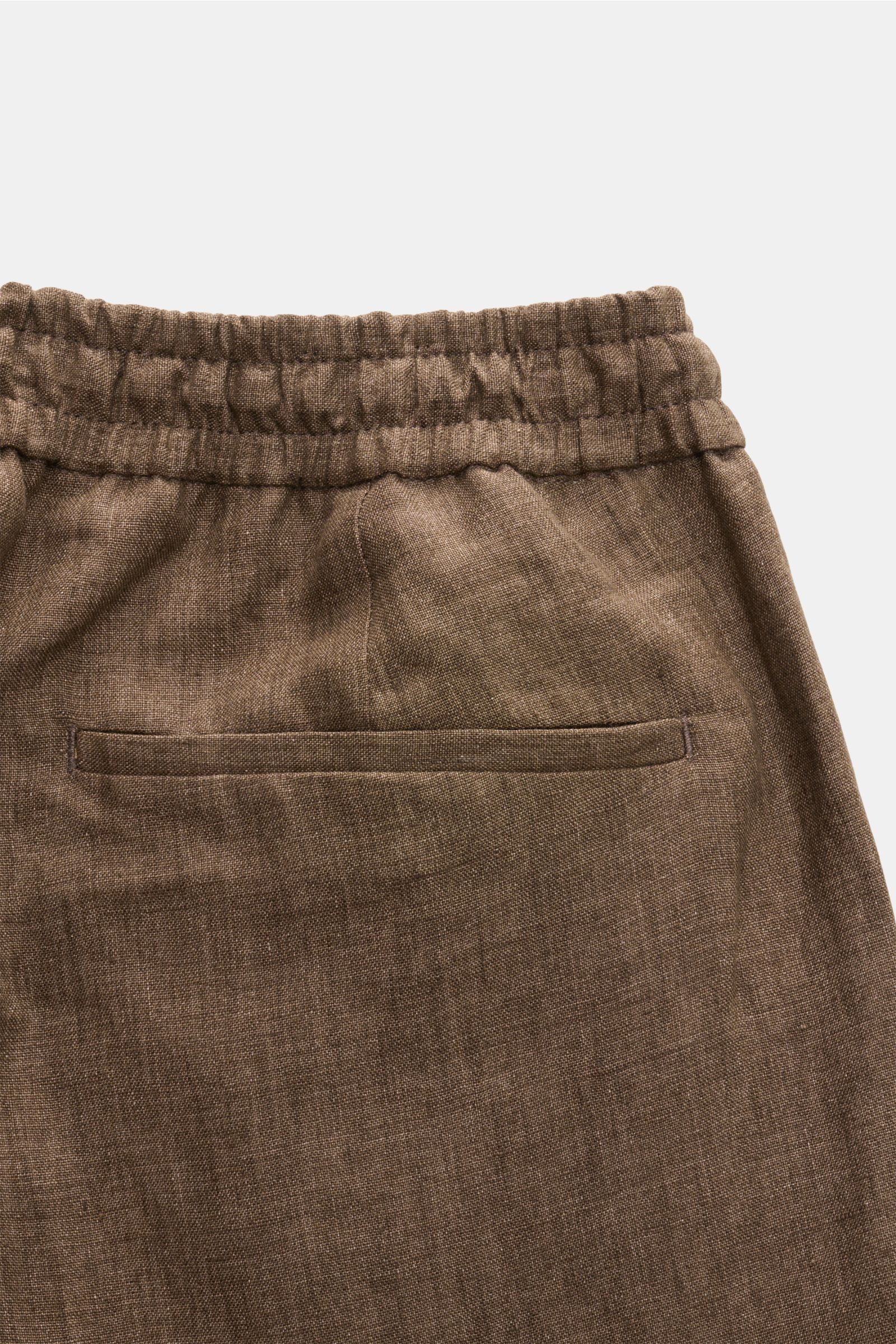 Close-up rear view of Briglia 1949 Jogger pants 'Wimbledon' brown mottled, showing elastic waistband and jetted back pocket in pure linen.

Add some Italian flair to your wardrobe with the casual jogger pants 'Wimbledon' from the label BRIGLIA 1949: A 