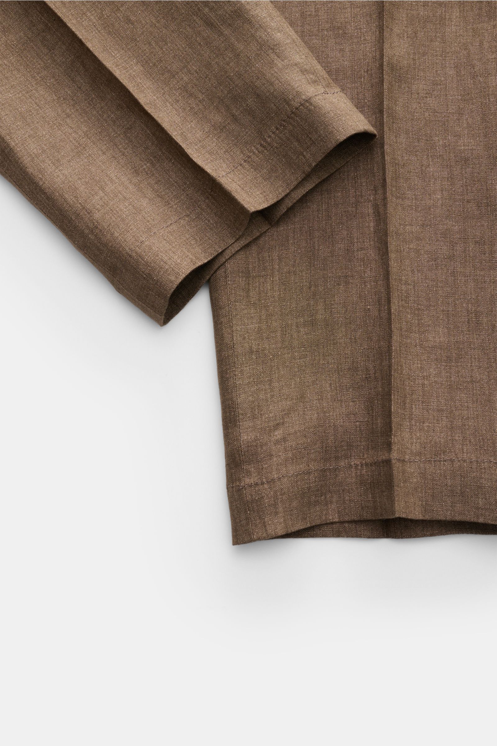 Close-up front view of Briglia 1949 Jogger pants 'Wimbledon' brown mottled, pure linen with tapered fit and elastic waistband.

Add some Italian flair to your wardrobe with the casual jogger pants 'Wimbledon' from the label BRIGLIA 1949: A modern taper