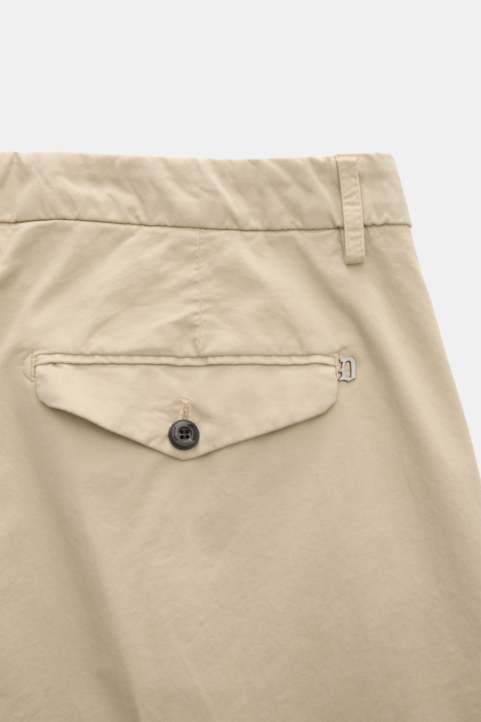 Dondup Baumwollhose 'Mel' beige, Detailaufnahme von hinten, geknöpfte Gesäßtasche, weicher Baumwoll-Twill, Bundfalte, Metall-Initial.