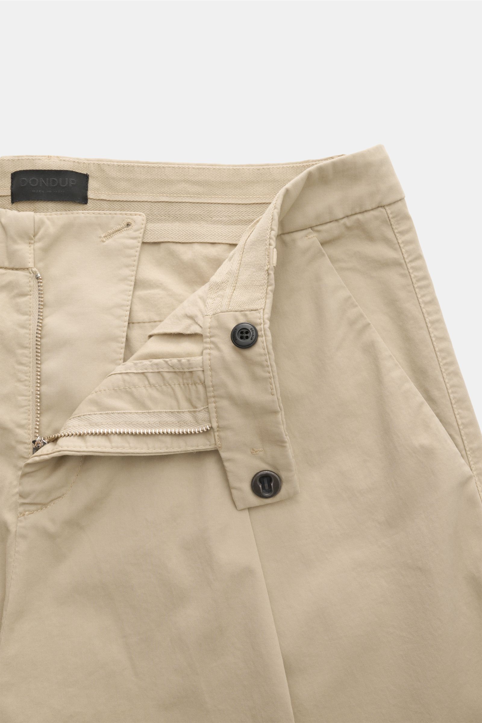 Dondup Baumwollhose 'Mel' beige, Detailaufnahme vorne mit offenem Reißverschluss, Bundfalte, weichem Twill aus reiner Baumwolle.