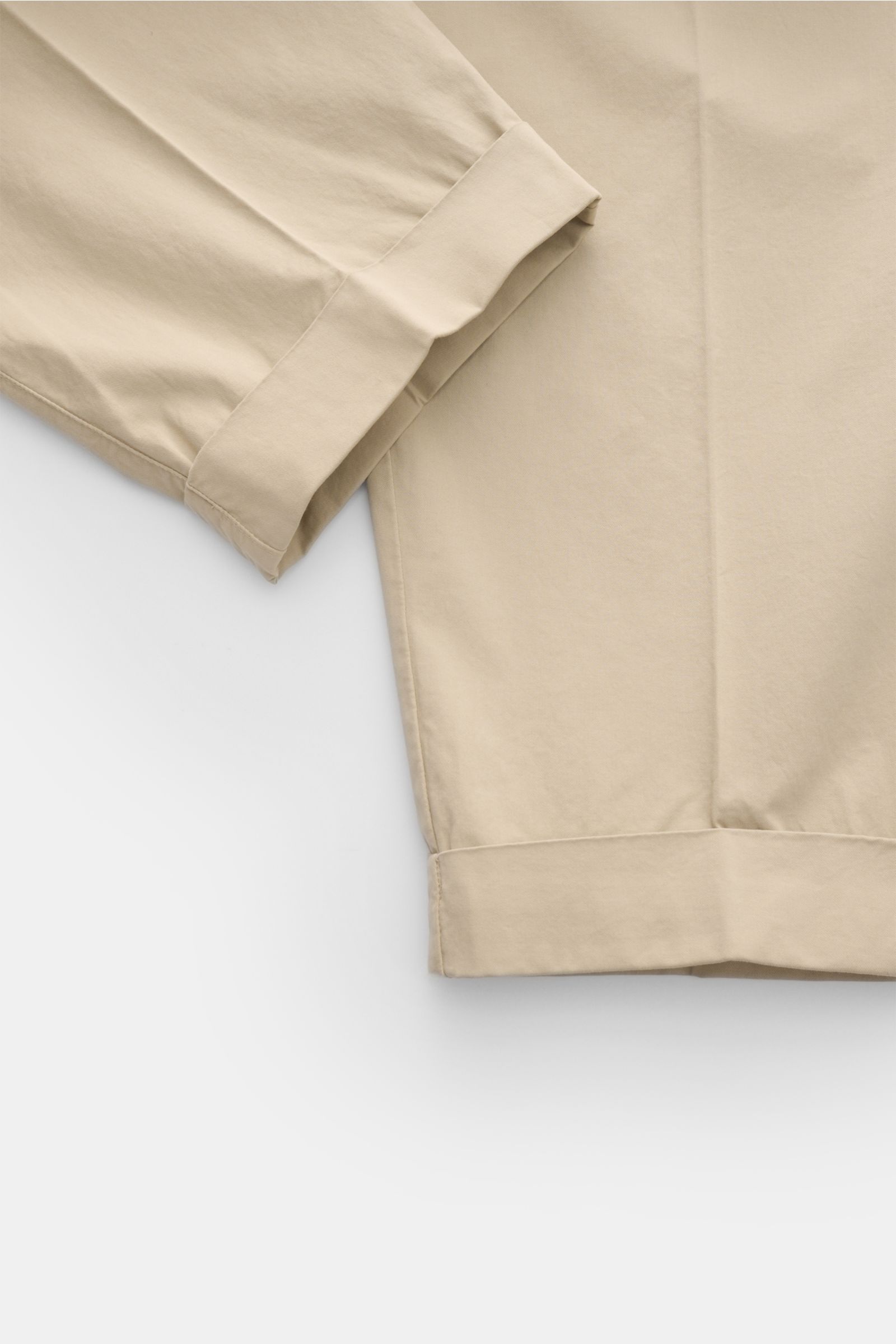 Dondup Baumwollhose 'Mel' beige, Detailaufnahme von unten, weicher Twill, einfache Bundfalte, fixierter Saumaufschlag, garment dyed, Loose Fit.