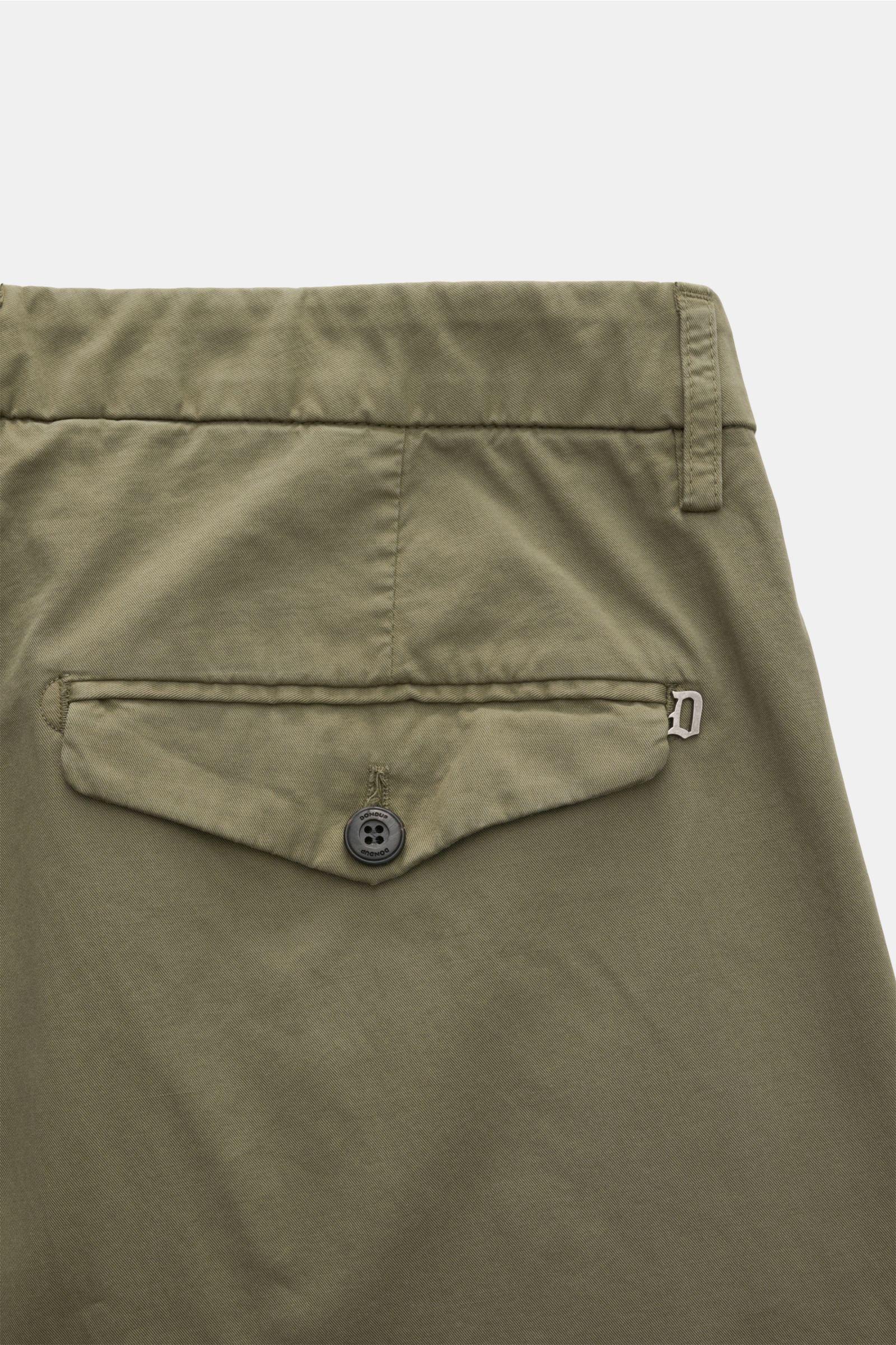 Dondup Baumwollhose 'Mel' oliv, Detailaufnahme rückseitige Gesäßtasche mit geknöpfter Patte, weicher Baumwoll-Twill, Bundfalte, Metall-Initial.