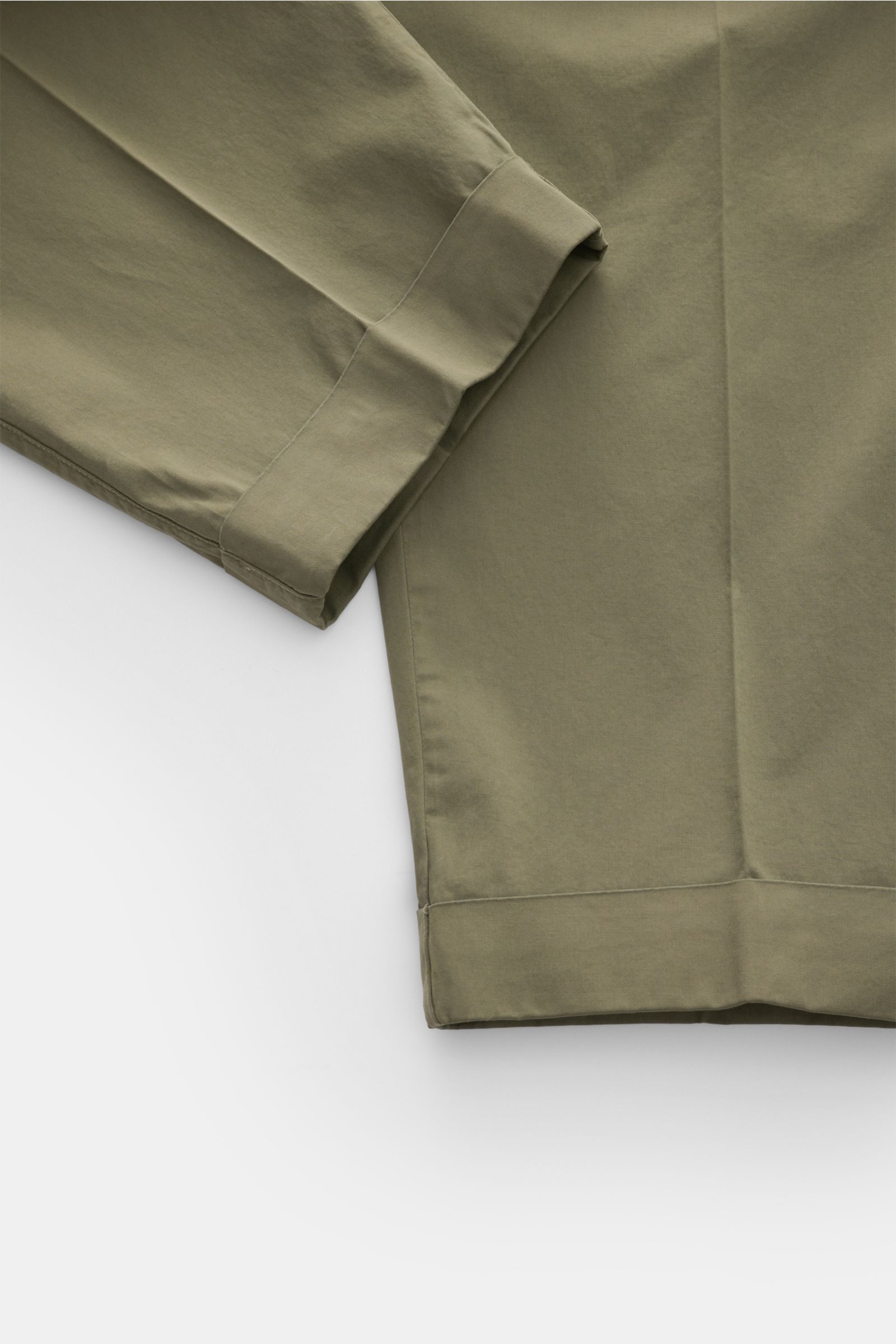 Dondup Baumwollhose 'Mel' oliv, Detailaufnahme von Saum und Bein mit fixiertem Saumaufschlag, weichem Baumwoll-Twill, Bundfalte, lockerem Sitz.