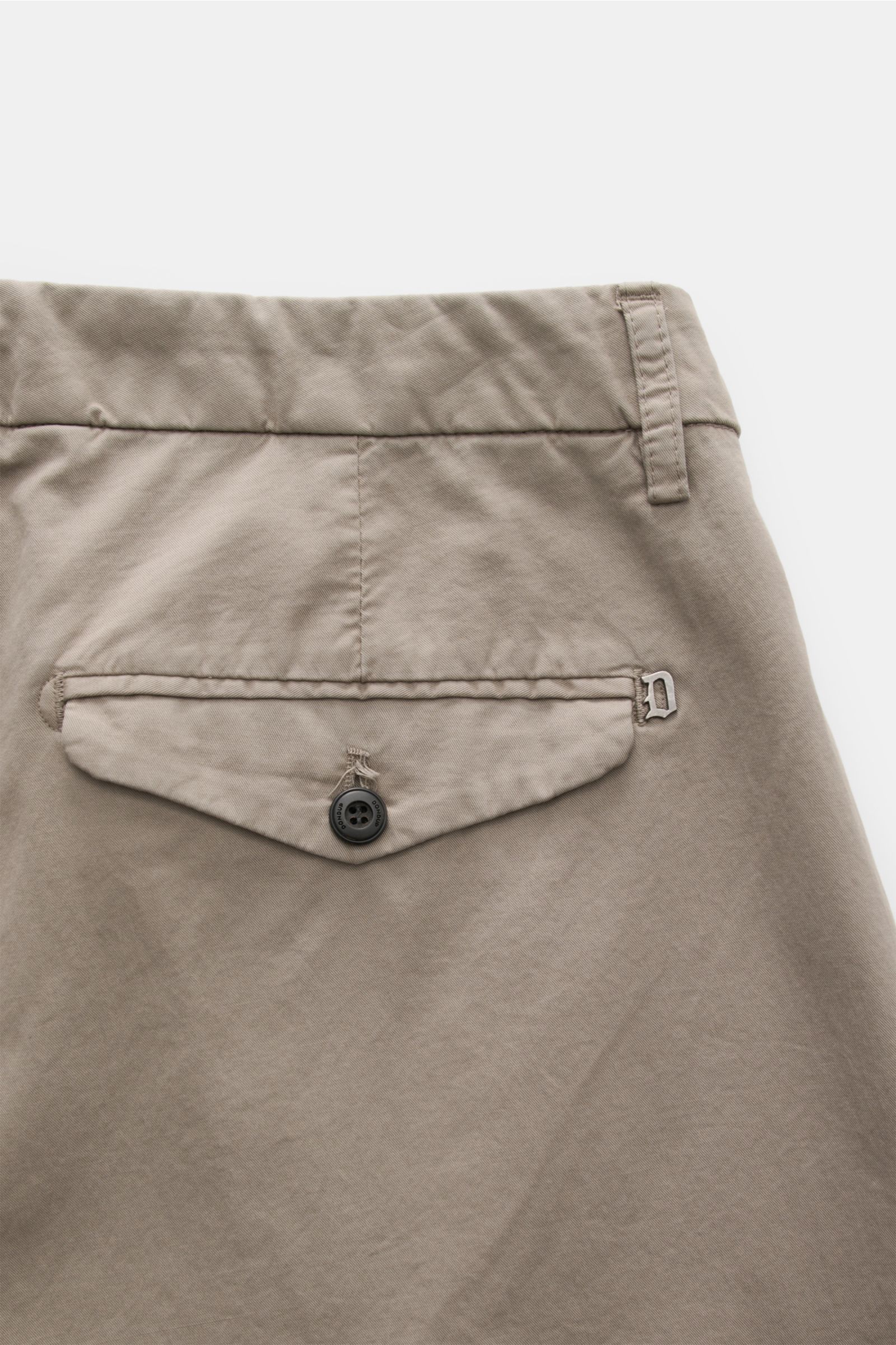 Dondup Baumwollhose 'Mel' taupe, Detailaufnahme von hinten, geknöpfte Gesäßtasche, weicher Baumwoll-Twill, Bundfalte, Metall-Initial.