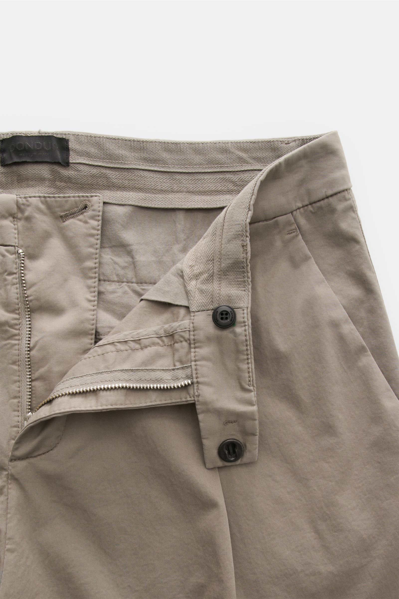 Dondup Baumwollhose 'Mel' taupe, frontal von oben, twill, weicher Griff, Reißverschluss, Slide Button, einfache Bundfalte, lockerer Schnitt, garment dyed.