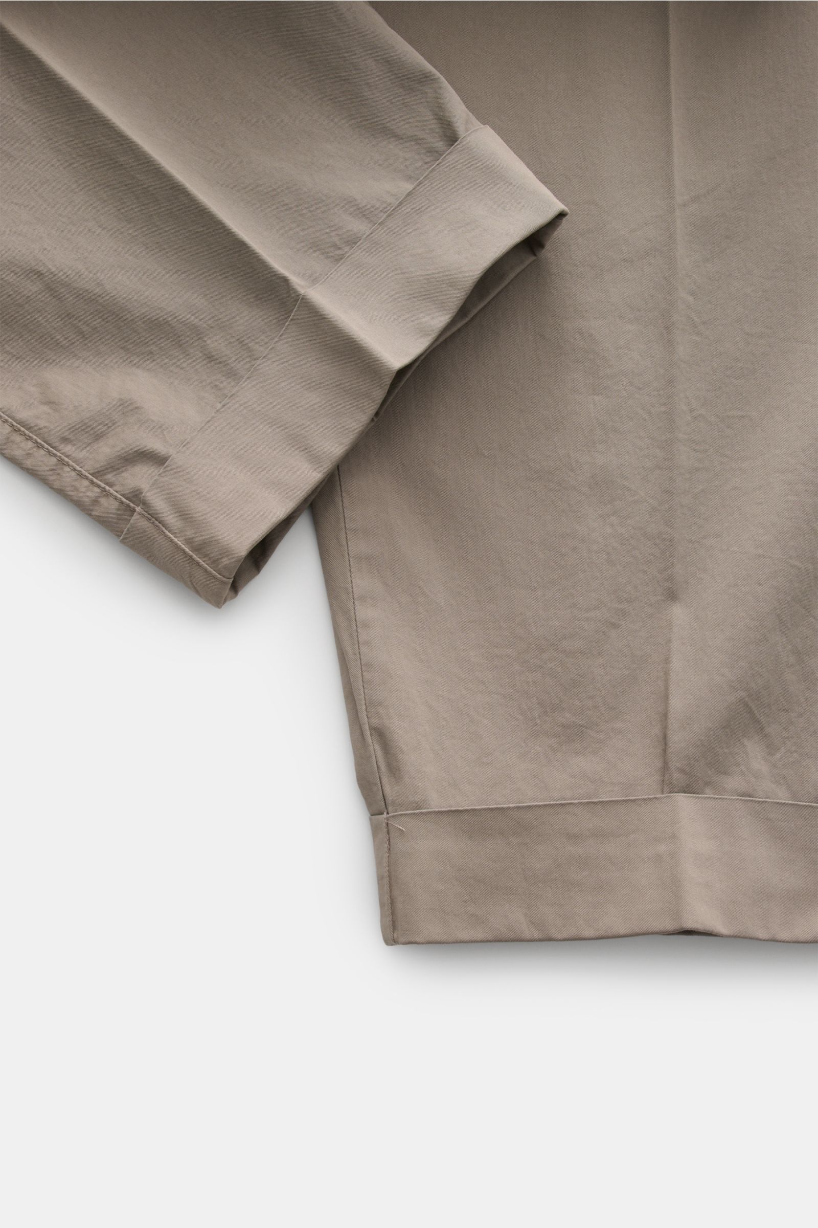 Dondup Baumwollhose 'Mel' taupe, Detailansicht vom Saum und Bein mit fixiertem Aufschlag, weicher Twill, einfache Bundfalte, garment dyed, Loose Fit.