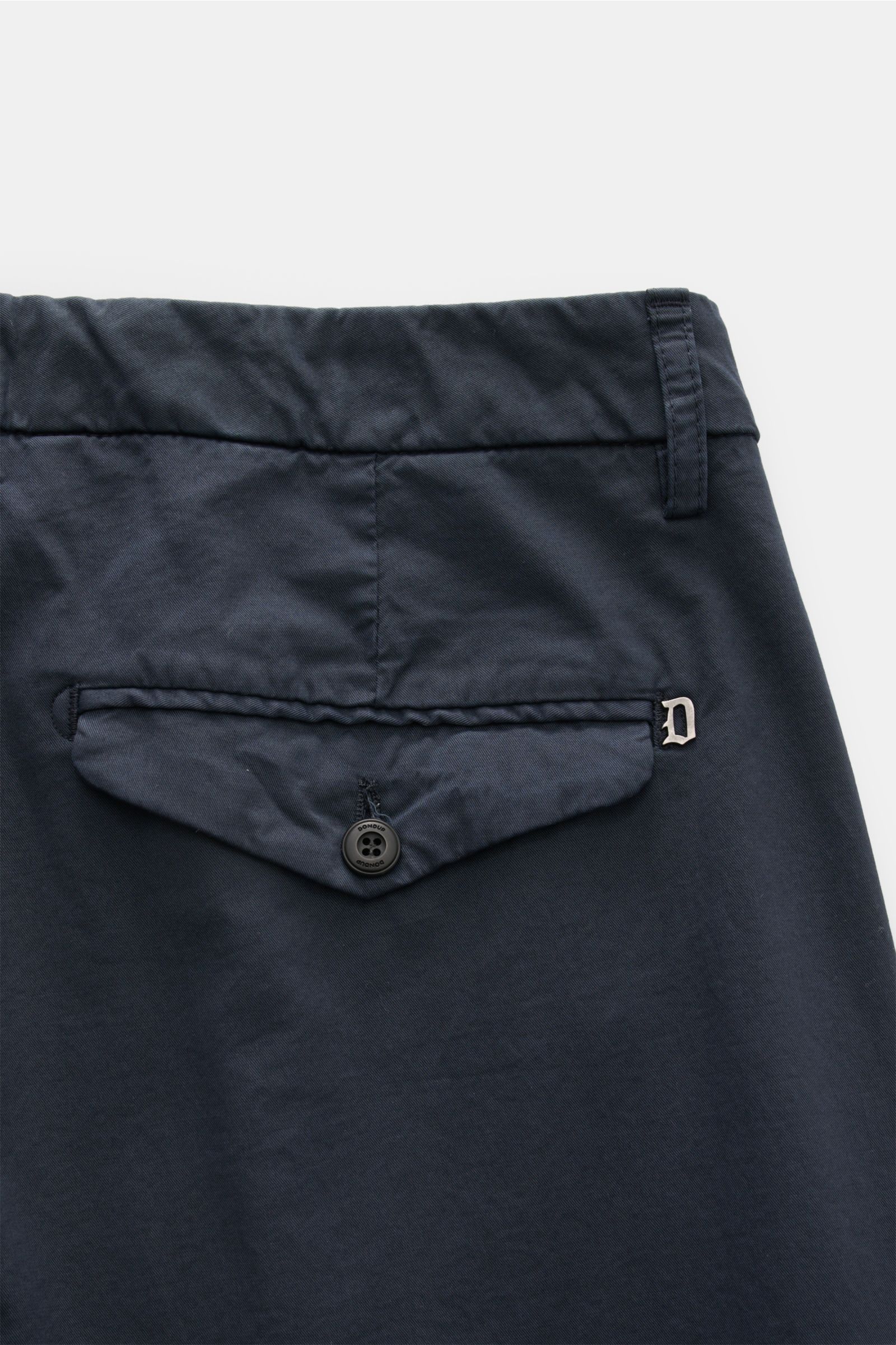 Dondup Baumwollhose 'Mel' navy, Detailansicht von hinten auf Gesäßtasche mit geknöpfter Patte, Metall-Initial, Twill, weicher Griff, Loose Fit.