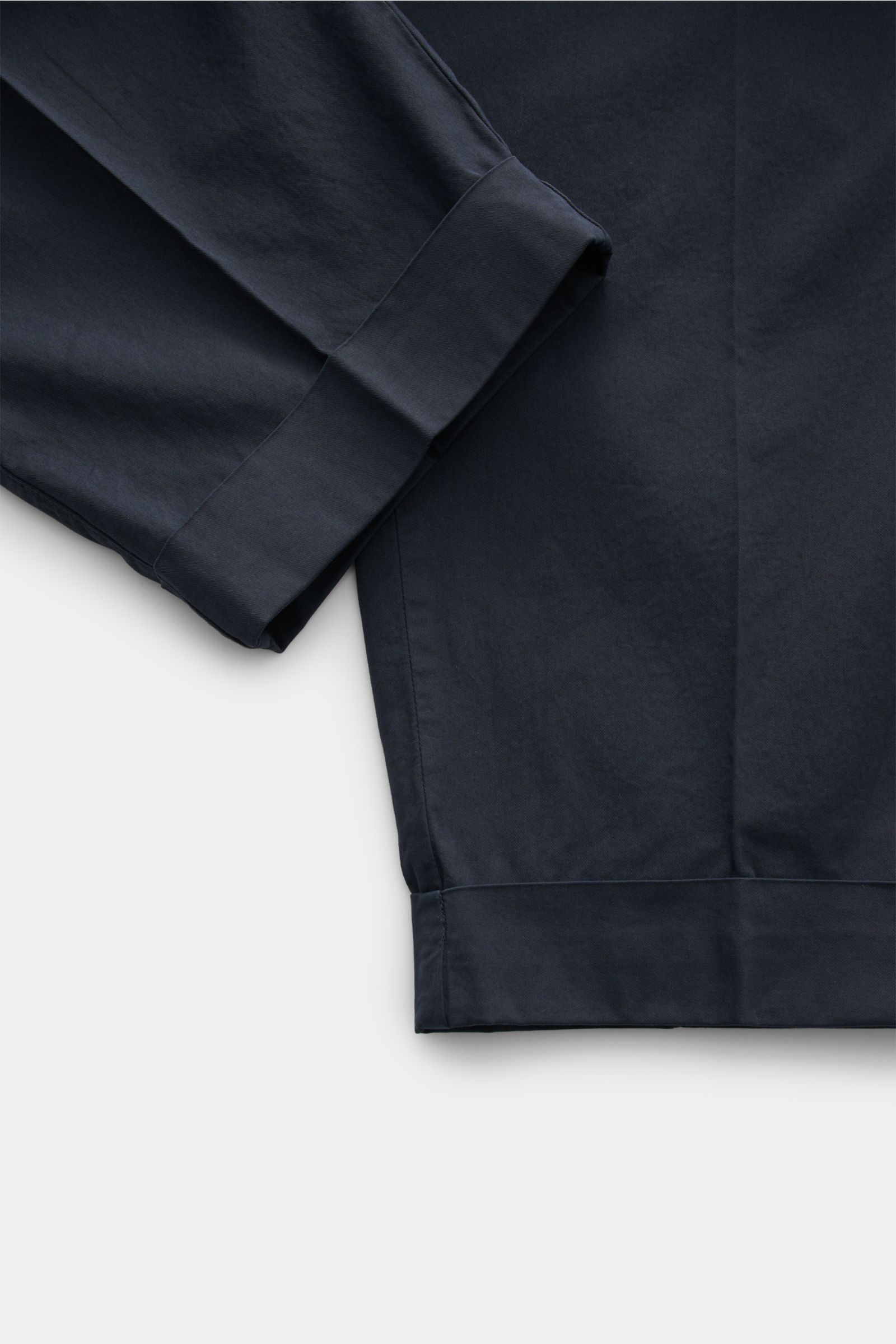 Dondup Baumwollhose 'Mel' navy, Detailaufnahme von unten, knöchellang mit fixiertem Saumaufschlag und weichem Twill aus reiner Baumwolle.