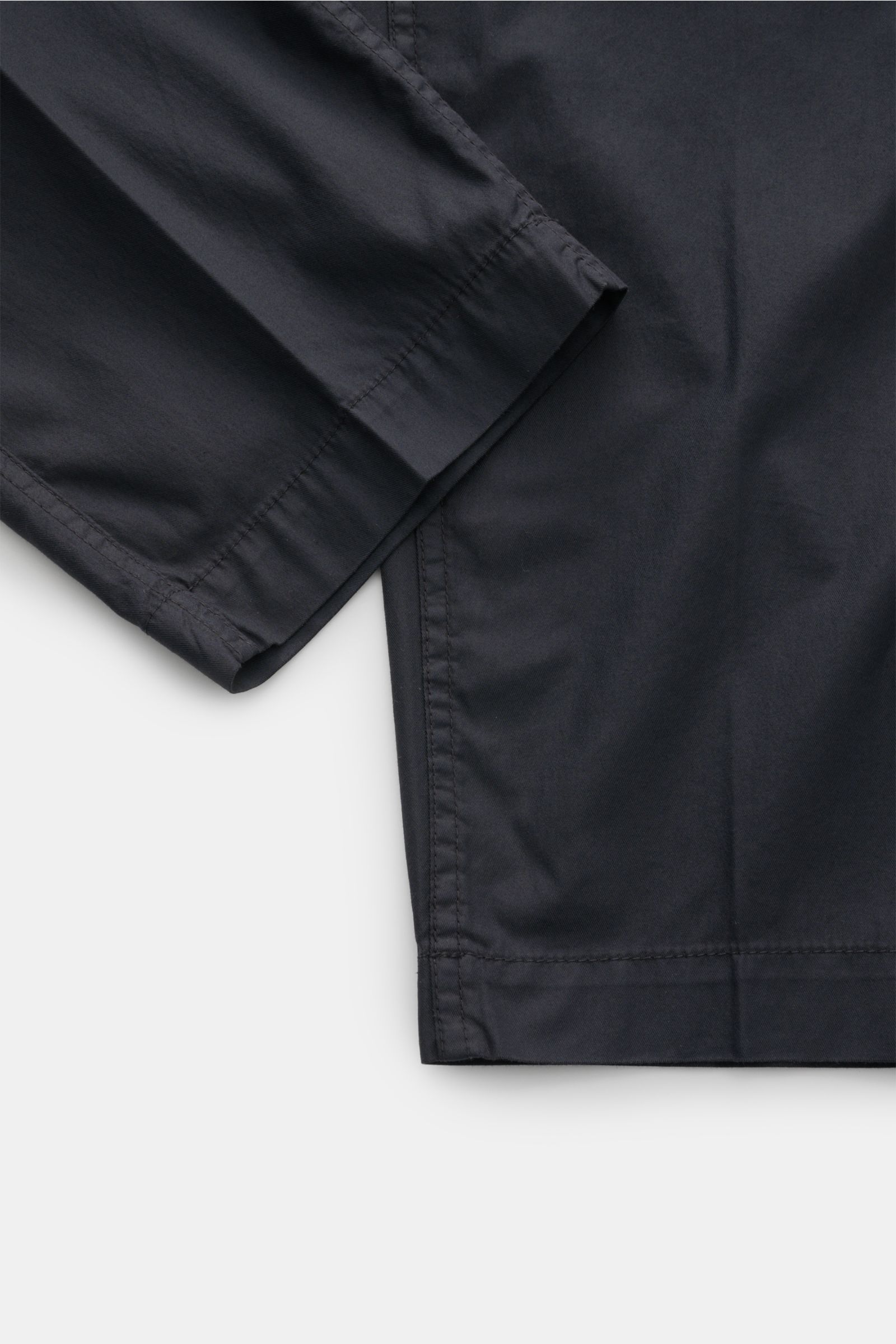 Close-up front-side view of Dondup Chino 'Zyan' dark navy pants hem and lower leg, slim fit with soft cotton microfiber blend fabric.

Description: Smart Casual mit Komfort: Die Hose 'Zyan' von DONDUP kombiniert klare Schnittführung mit elastischer Qua