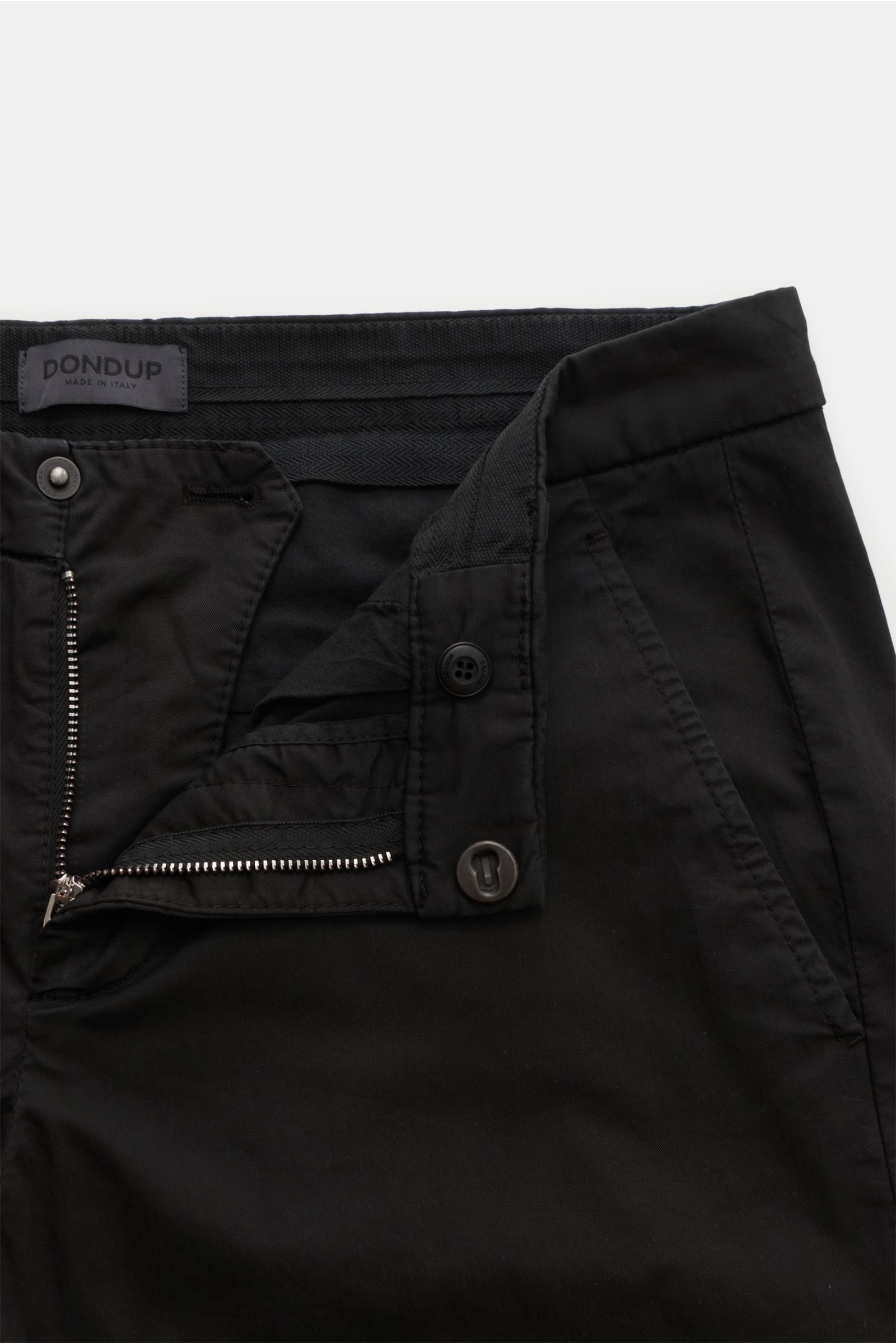 Dondup Chino 'Gaubert' schwarz, frontal mit offenem Reißverschluss, elastische Baumwolle, slim Fit, französische Taschen, Metall-Initial, garment dyed.