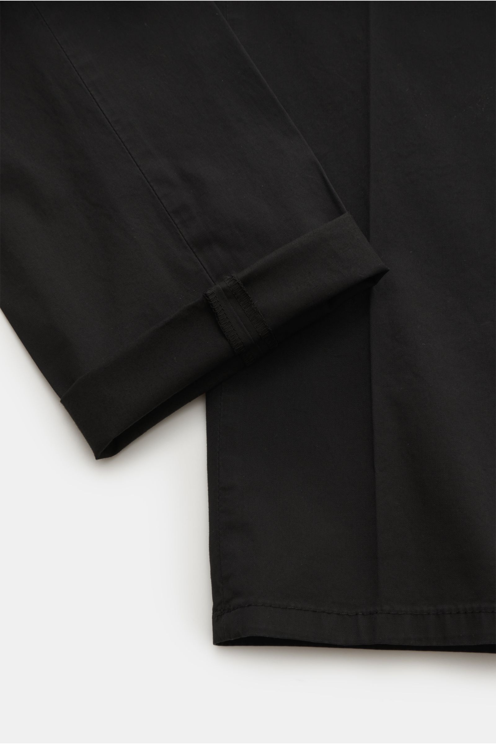 Dondup Chino 'Gaubert' schwarz, Detailansicht des umgeschlagenen Hosenbeins aus leicht elastischer Baumwolle mit garment-dyed Finish.