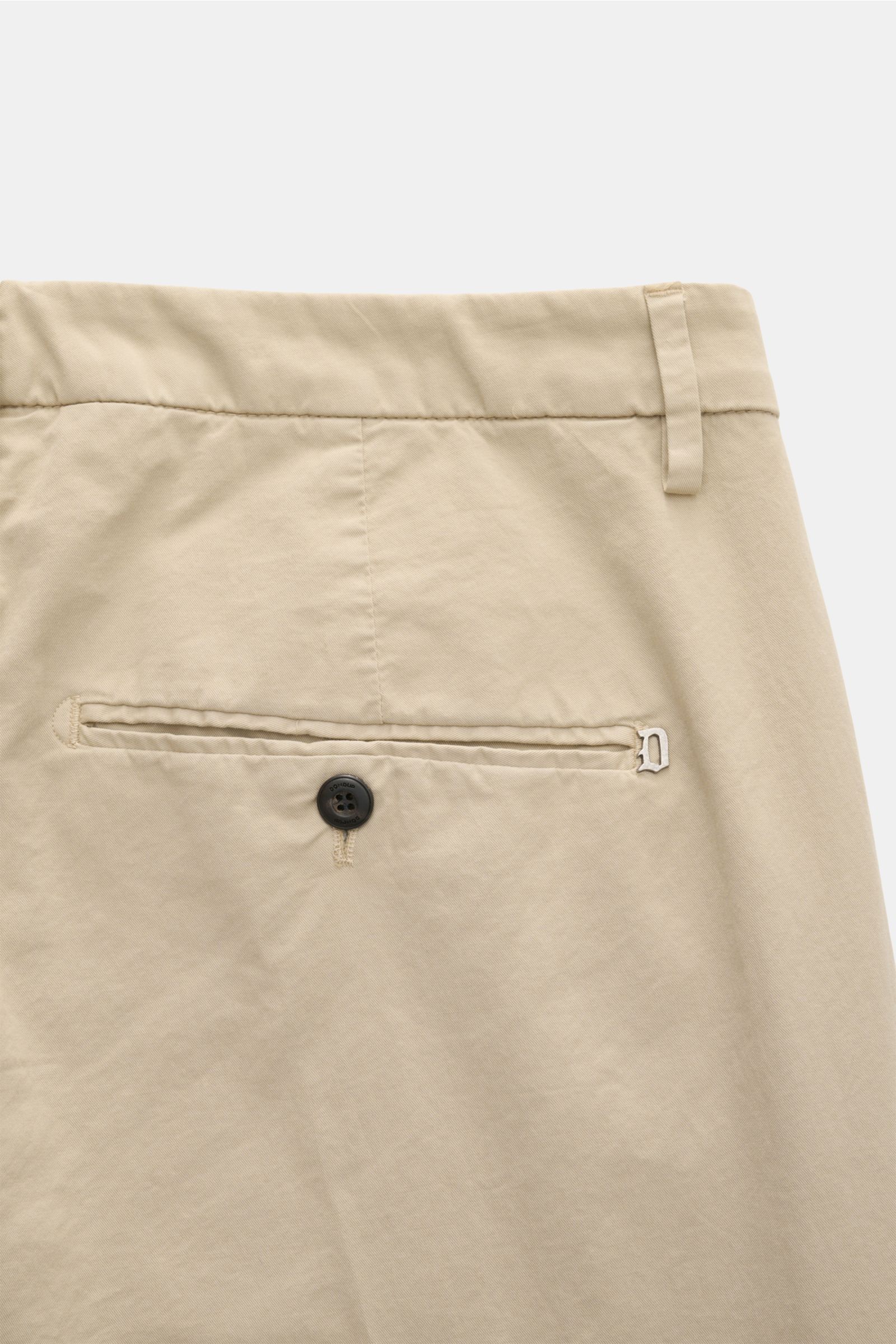 Dondup Chino 'Gaubert' beige, Detailaufnahme von hinten schräg oben, leicht elastische Baumwolle, Slim Fit, Knopf-Gesäßtasche, Metall-Initial D.