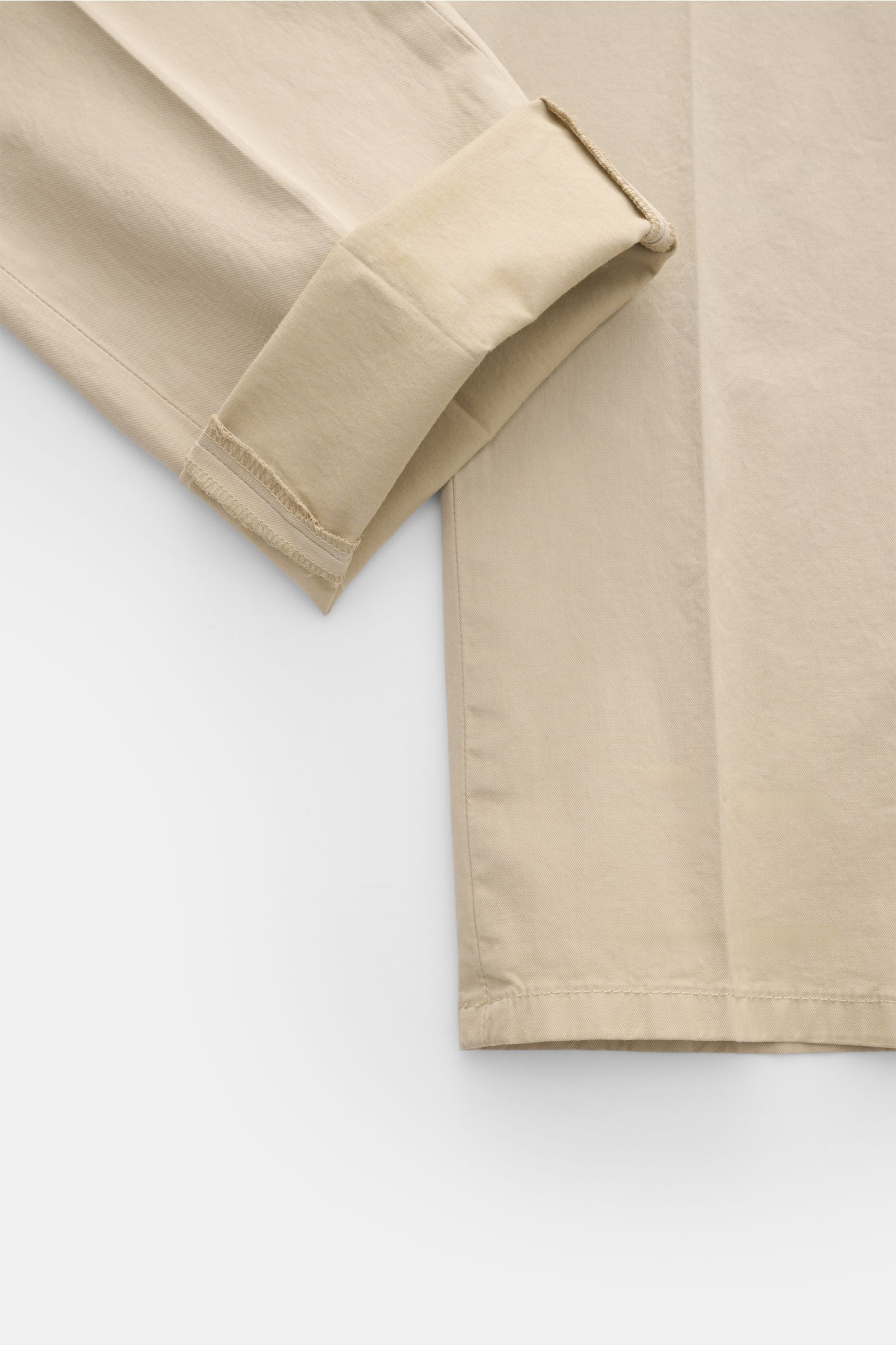 Beige Dondup Chino 'Gaubert' im Slim Fit, schmal geschnittene Wade, leichte Baumwolle mit weichem Griff, Detailansicht von unten, garment dyed Finish.