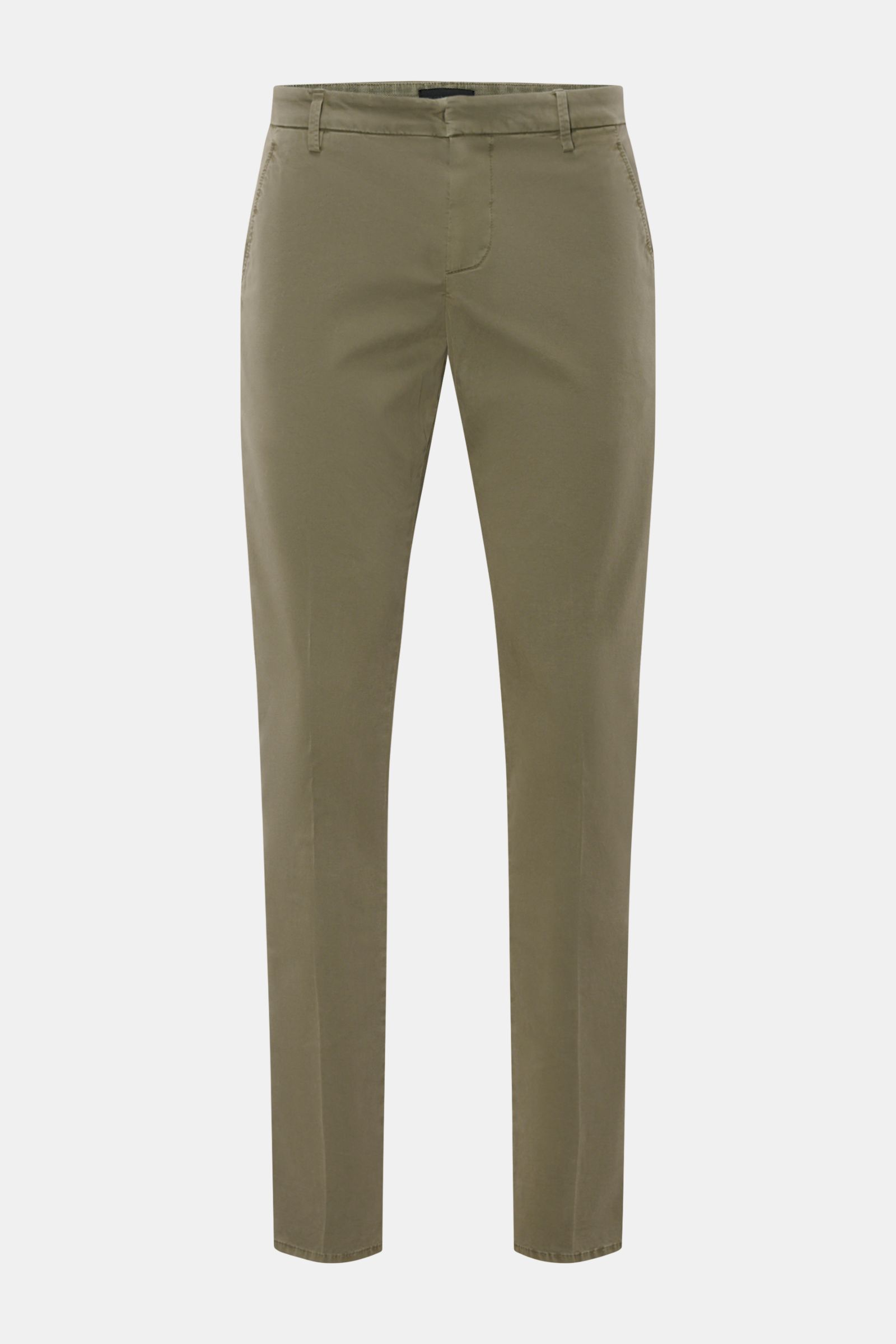 Dondup Chino 'Gaubert' oliv, frontale Ansicht, slim Fit, schmal geschnittene Wade, leicht elastische Baumwolle, garment dyed, Metall-Initial sichtbar.