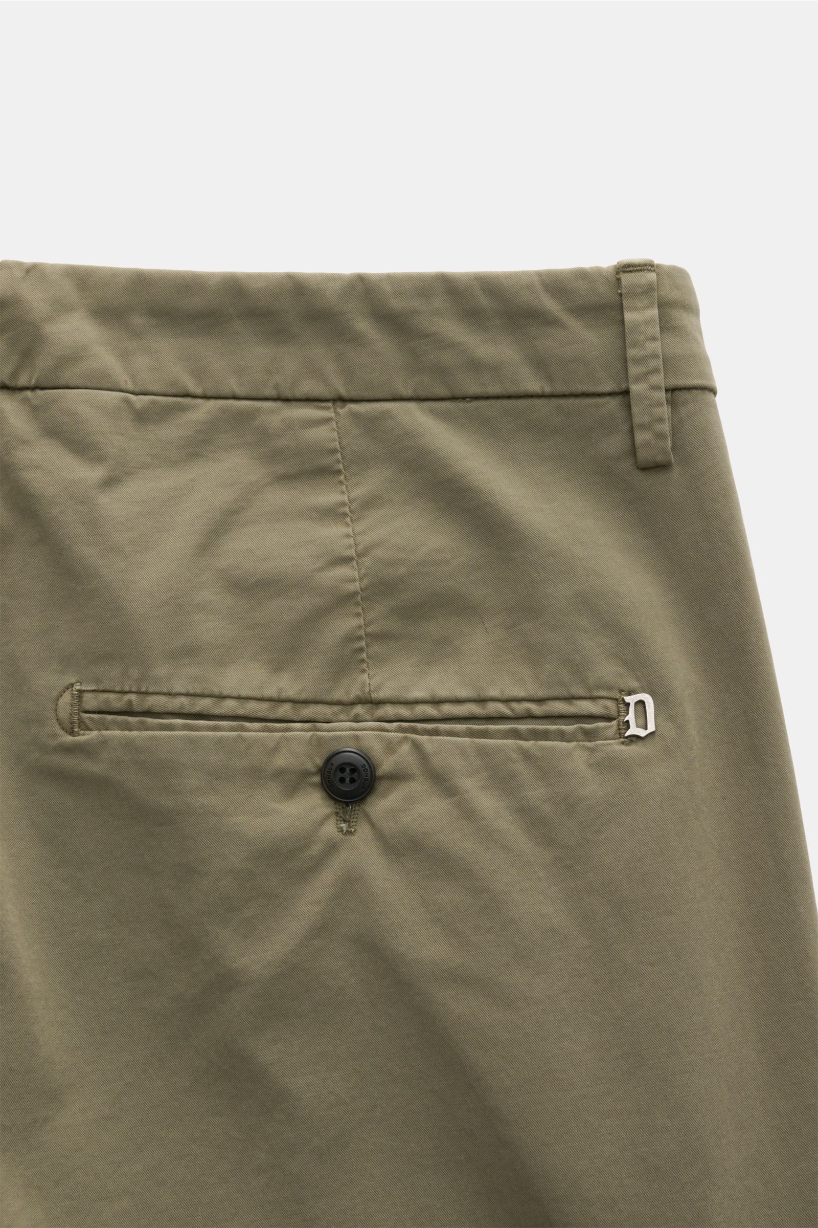 Dondup Chino 'Gaubert' oliv, Detailansicht der Rückseite mit Gesäßtasche, Knopf, Metall-Initial, slim Fit, leicht elastische Baumwolle.