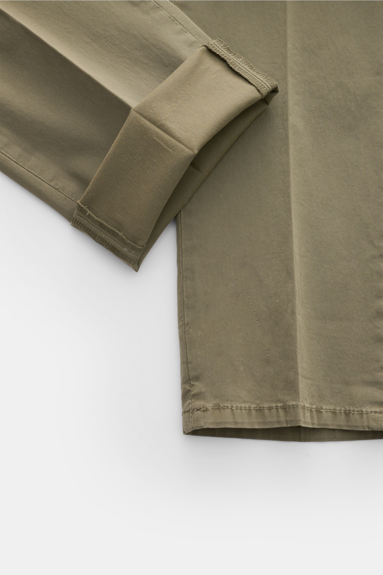 Dondup Chino 'Gaubert' oliv, Detailaufnahme von unten, zeigt schmal geschnittene Wade, weiche, leicht elastische Baumwolle mit garment-dyed Finish.
