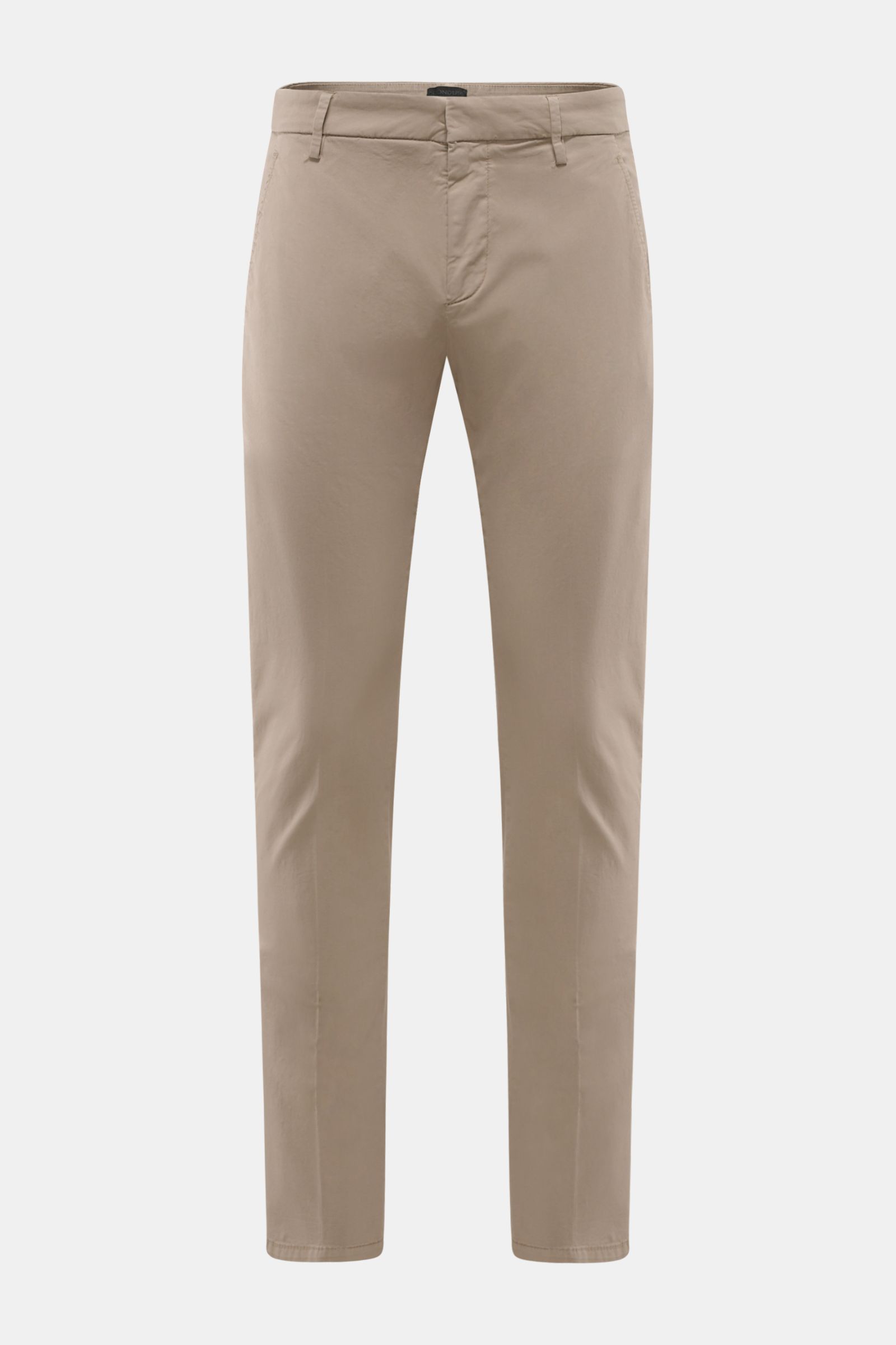 Dondup Chino 'Gaubert' taupe, frontale Ansicht, Slim Fit aus leicht elastischer Baumwolle mit französischen Taschen, Reißverschluss, Metall-Initial.