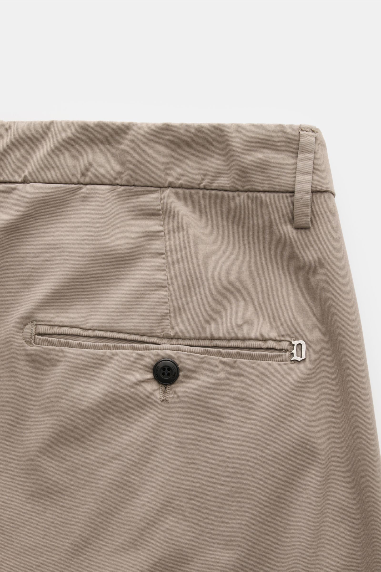 Dondup Chino 'Gaubert' taupe aus leicht elastischer Baumwolle mit Slim Fit, französischer Tasche und Metall-Initial, Rückansicht.