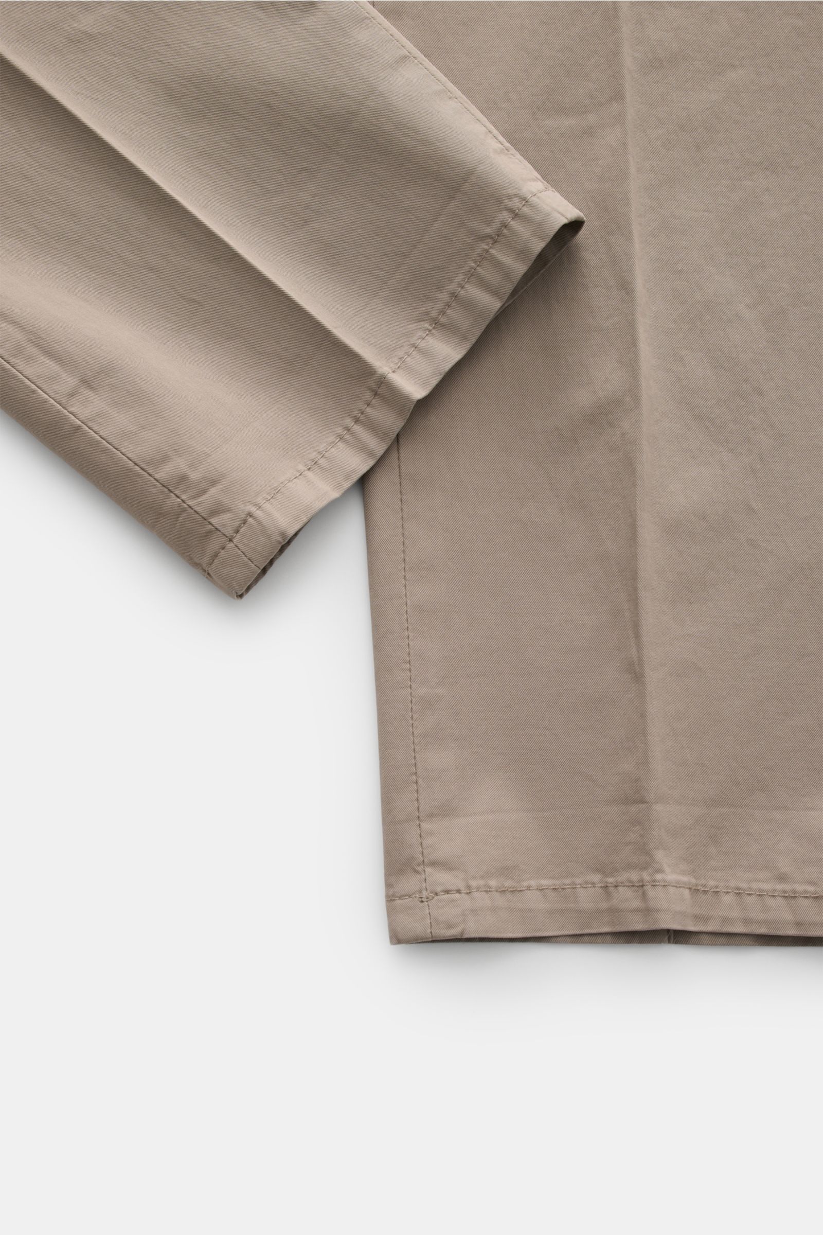 Dondup Chino 'Gaubert' taupe, Nahaufnahme von Saum und Bein, leicht elastische Baumwolle, garment dyed, Slim Fit, feine Köperstruktur, Metall-Initial.