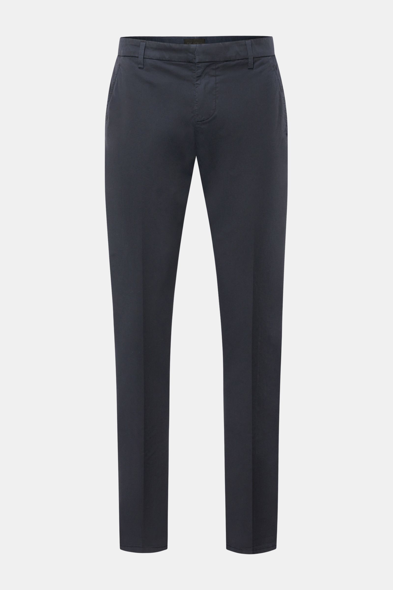 Dondup Chino 'Gaubert' navy, frontal fotografiert, Slim Fit aus leicht elastischer Baumwolle mit weichem Griff, garment dyed, französische Taschen, Metall-Initial.