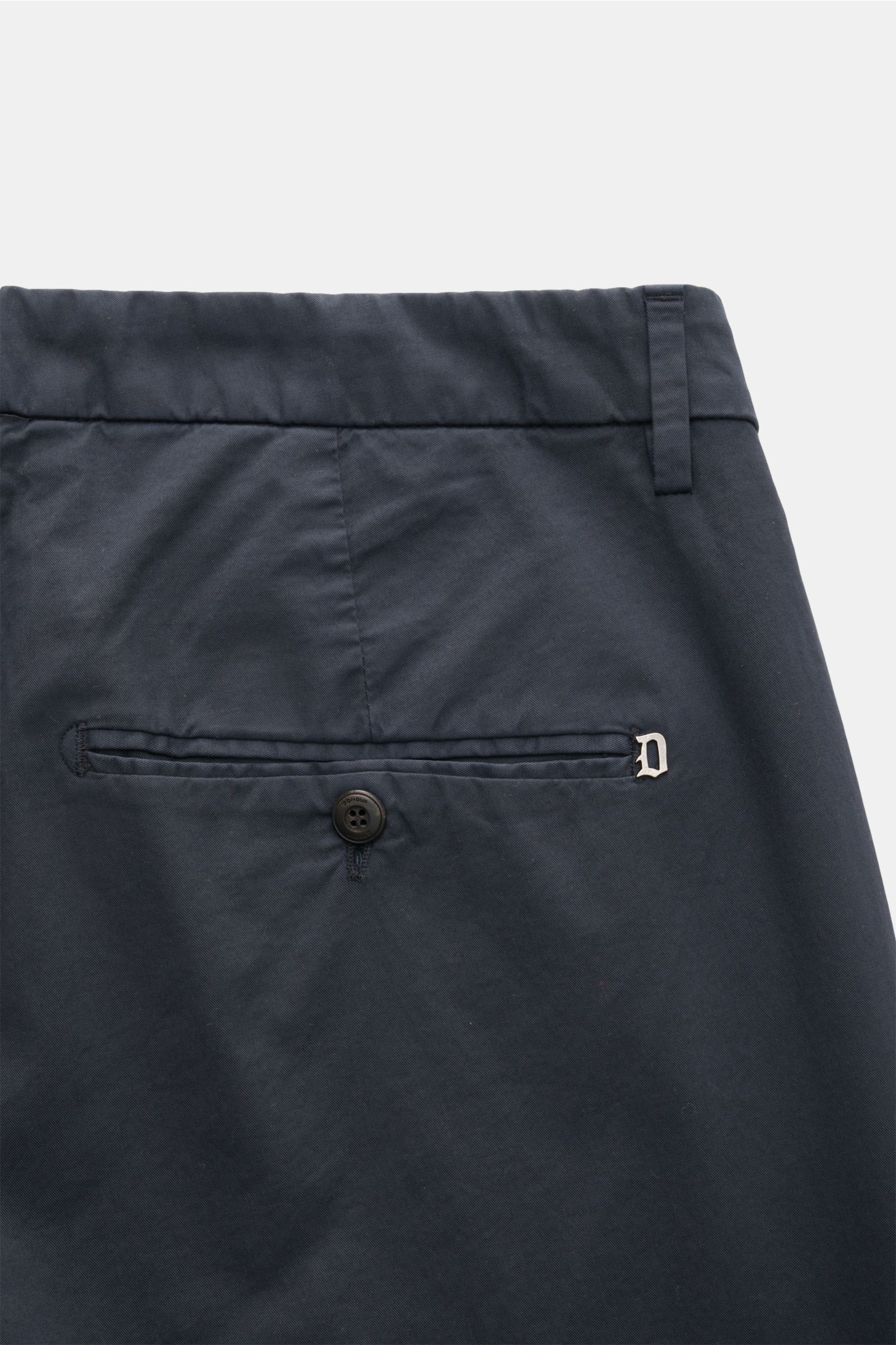 Dondup Chino 'Gaubert' navy Rückansicht mit Gesäßtasche, Knopf, Metall-Initial, garment dyed Baumwolle, Slim Fit, schmal geschnittene Wade.