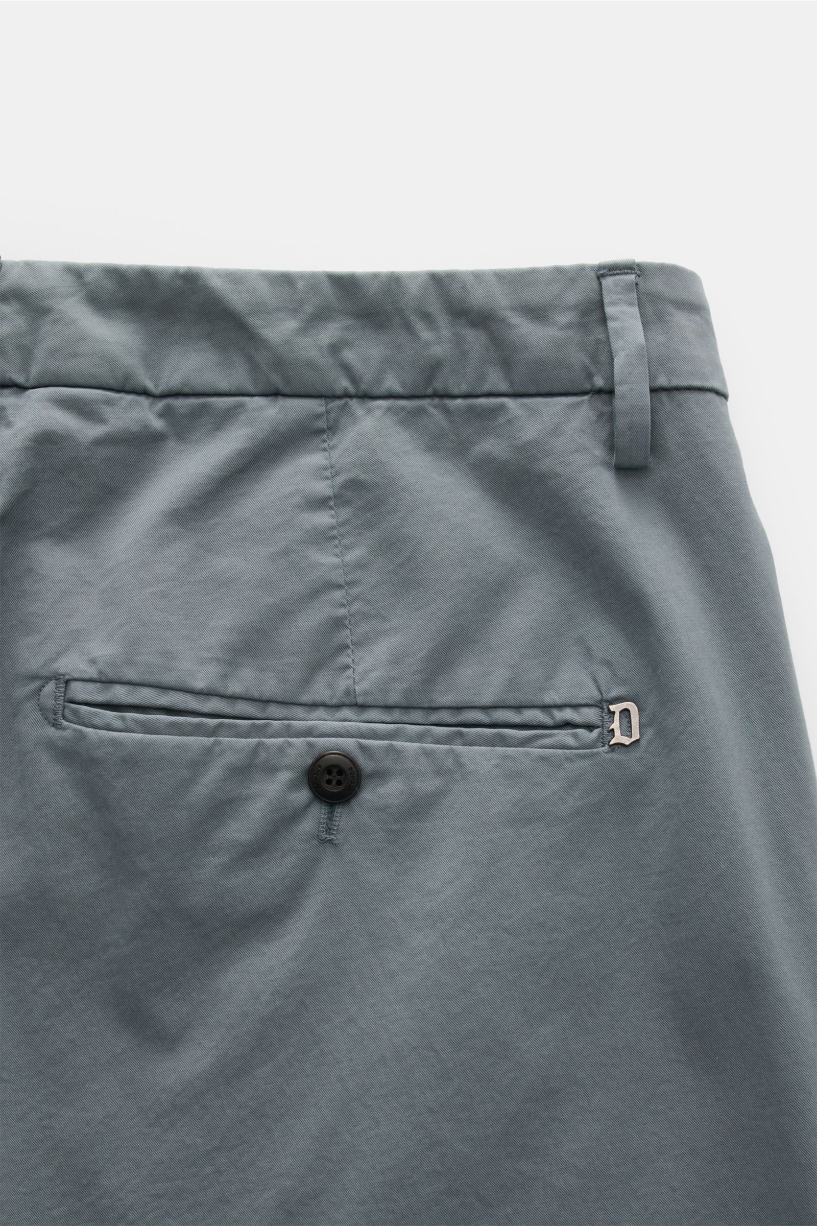 Dondup Chino 'Gaubert' graublau, Rückansicht, slim Fit mit fein strukturierter, leicht elastischer Baumwolle, Knopf-Gesäßtasche, Metall-Initial.