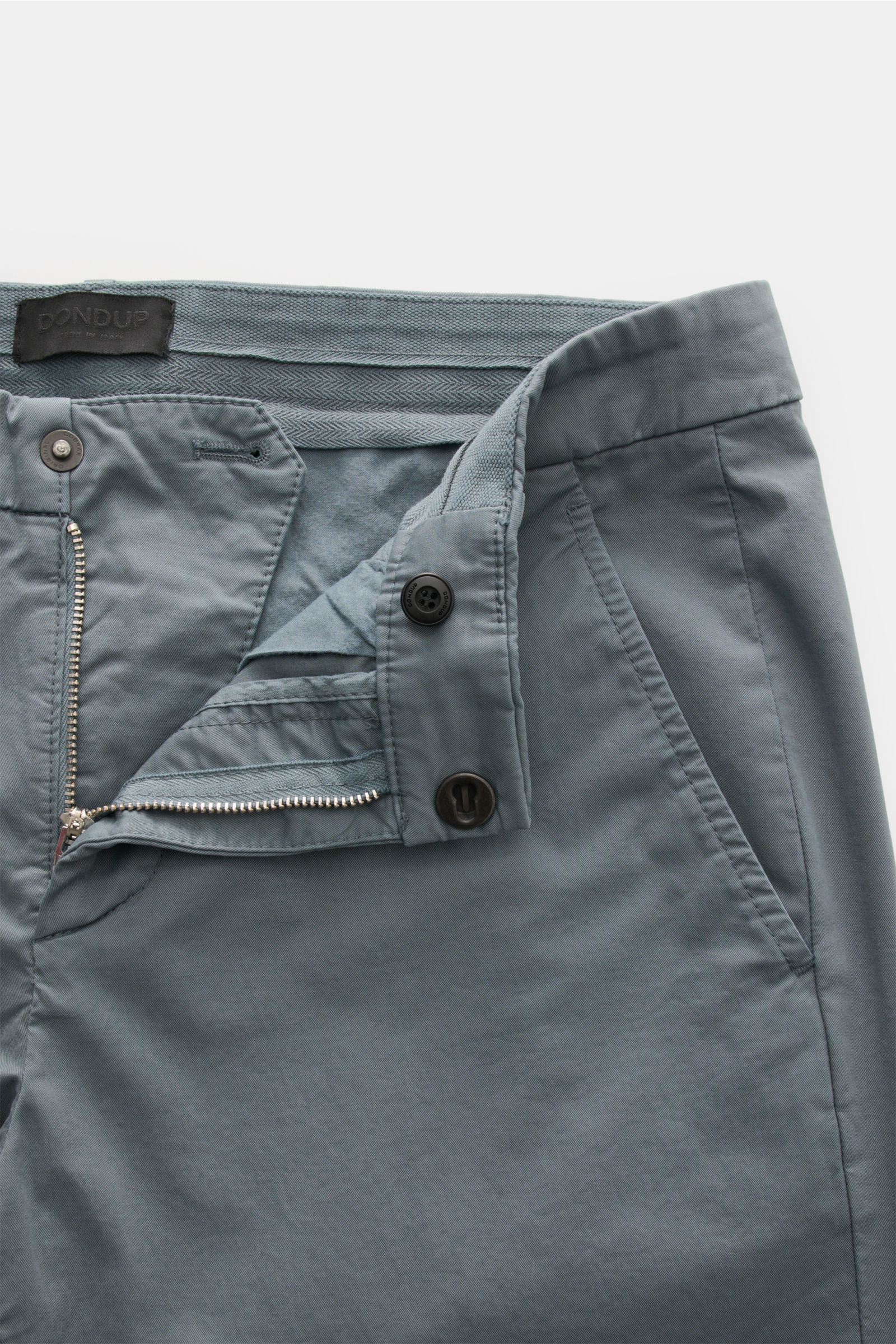Dondup Chino 'Gaubert' graublau, slim fit mit leicht elastischer Baumwolle, Reißverschluss, Slide Button, französischen Taschen, Metall-Initial, Detailansicht.