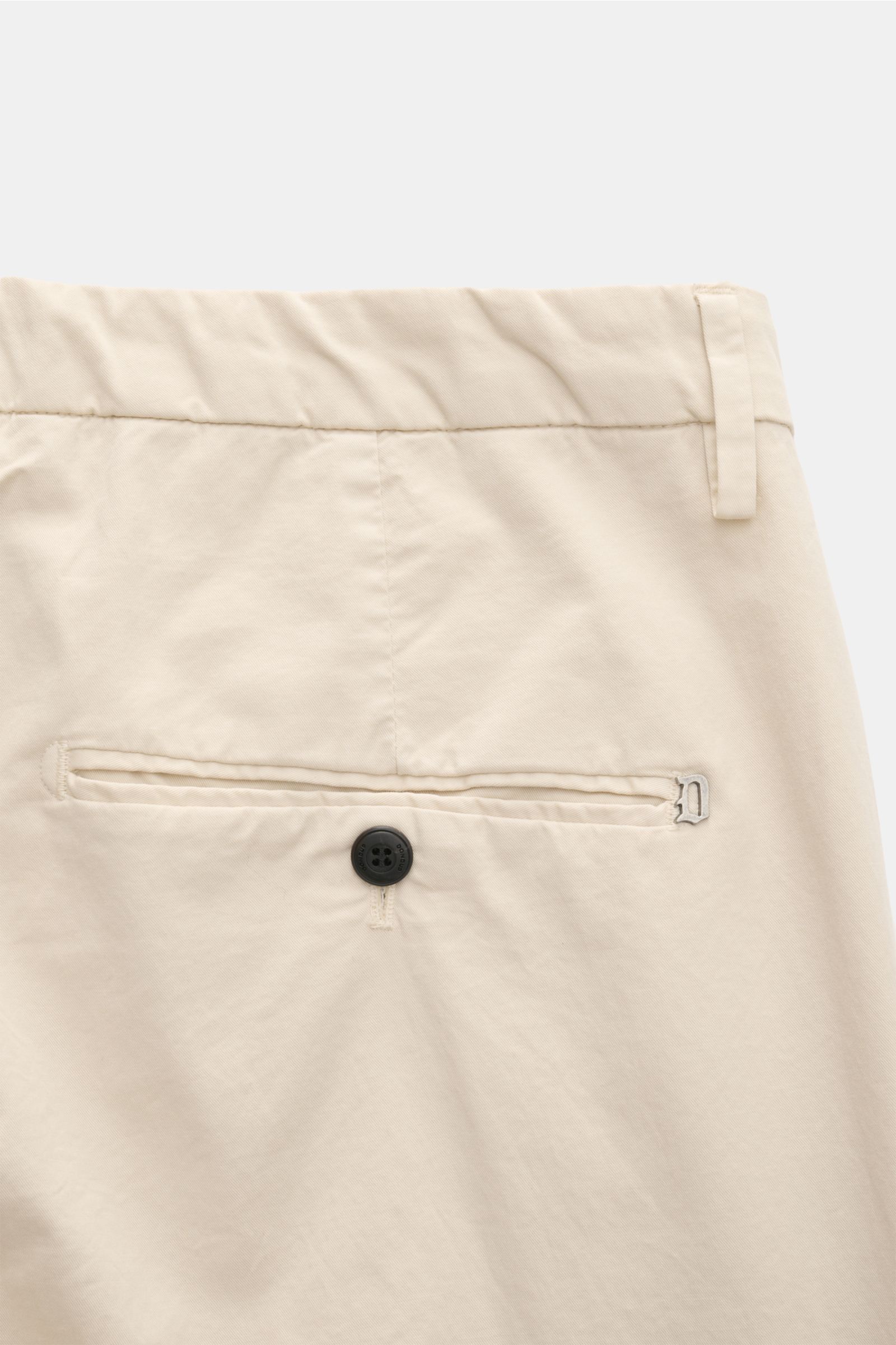 Dondup Chino 'Gaubert' sand Rückansicht mit schmal geschnittener Wade, feiner Köperstruktur, Metall-Initial und Knopf-Gesäßtasche.