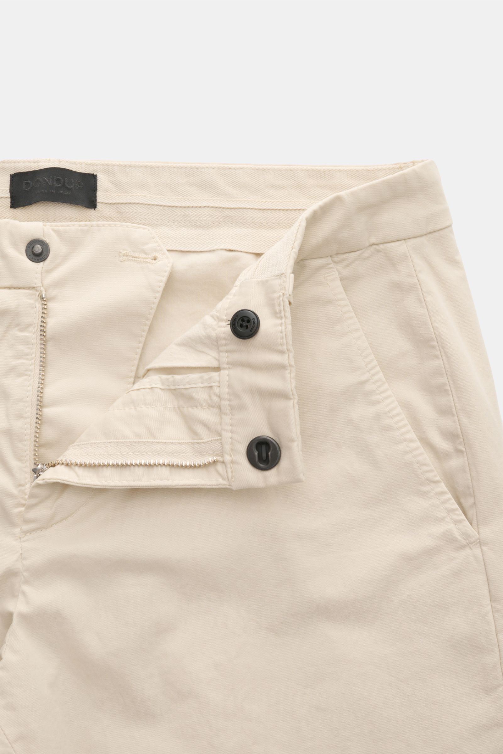 Dondup Chino 'Gaubert' sand in Slim Fit, offen gezeigt von vorne, leichte elastische Baumwolle, weicher Griff, französische Taschen, Metall-Initial.